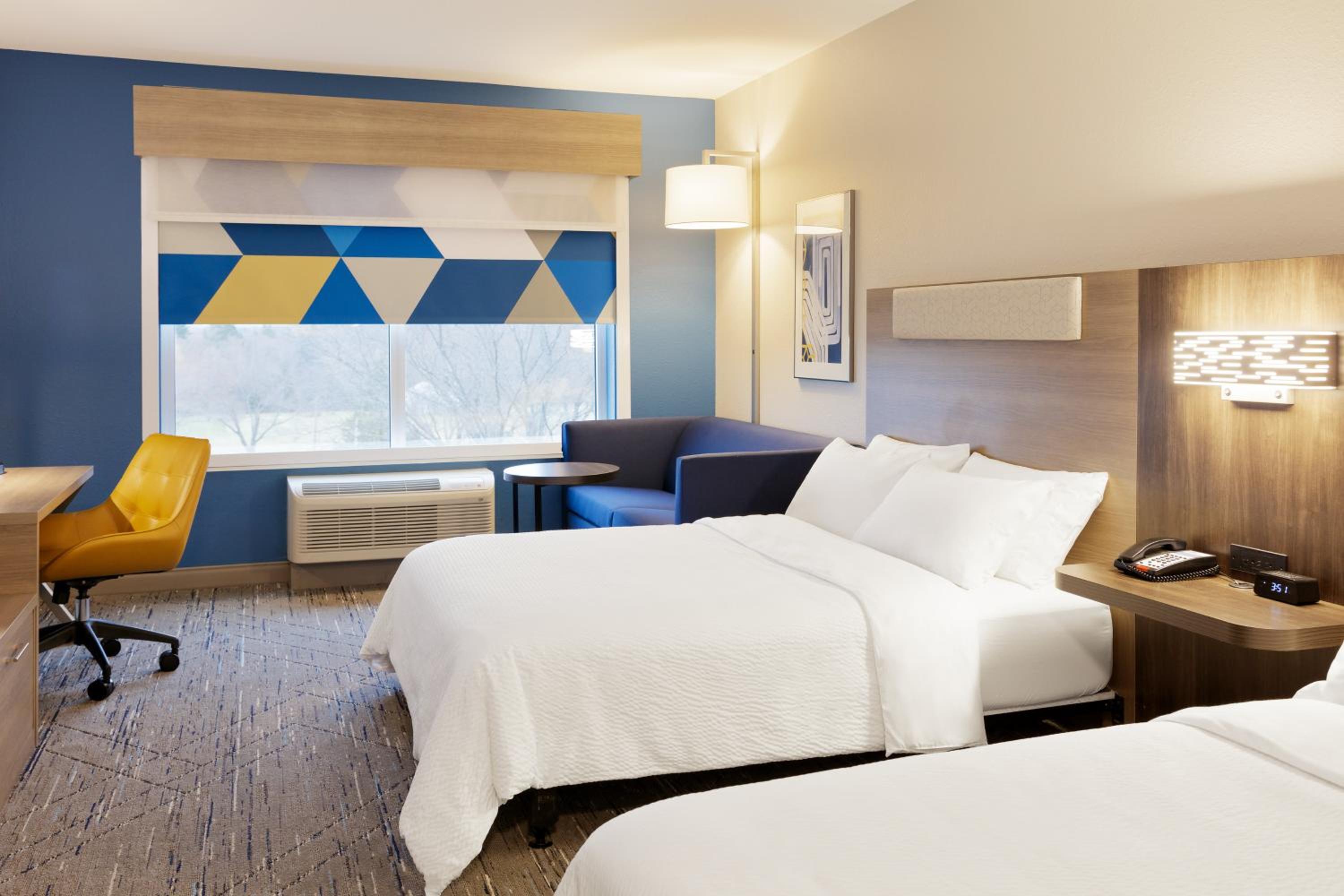 Queen Suite with Two Queen Beds - Photo 5