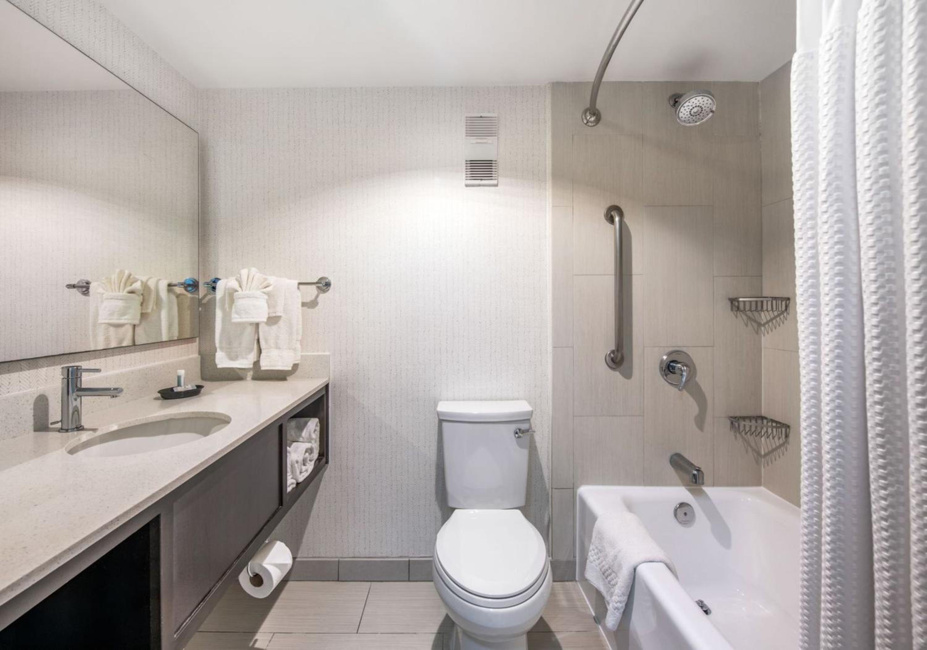 One-Bedroom King Suite with Pool View - Photo 6