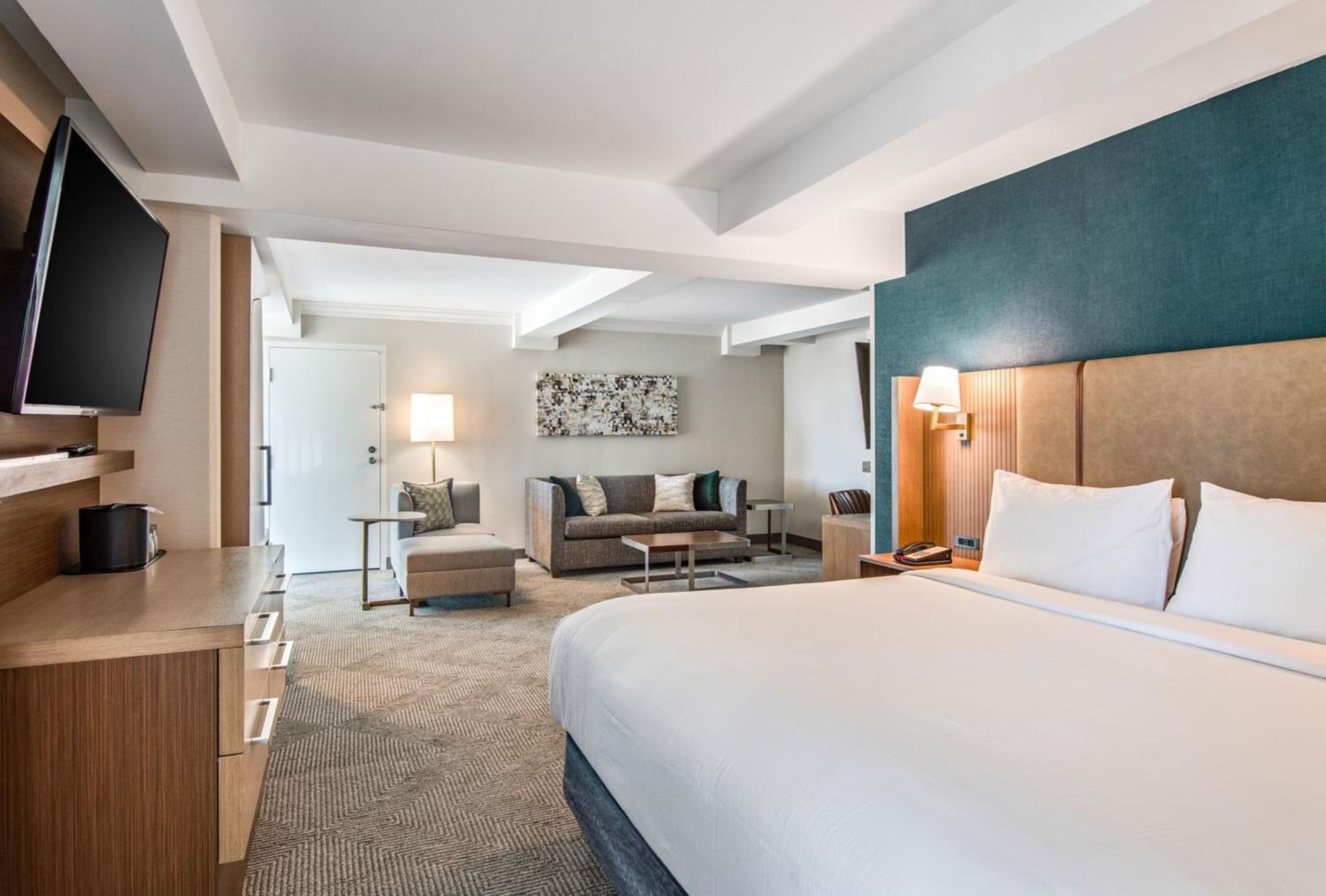 Premium King Room with Sofa Bed - Photo 2
