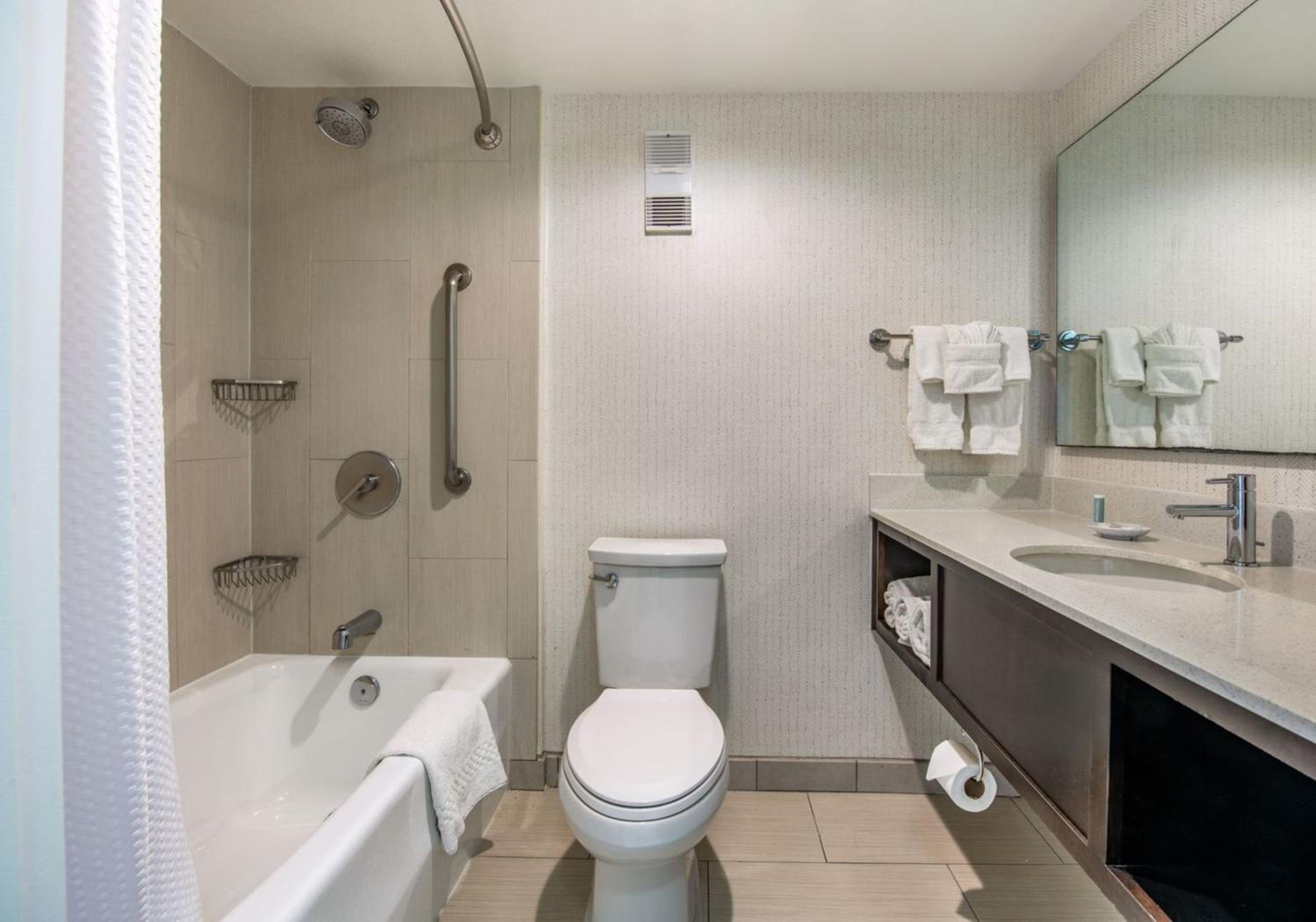 One-Bedroom King Suite with Pool View - Photo 3