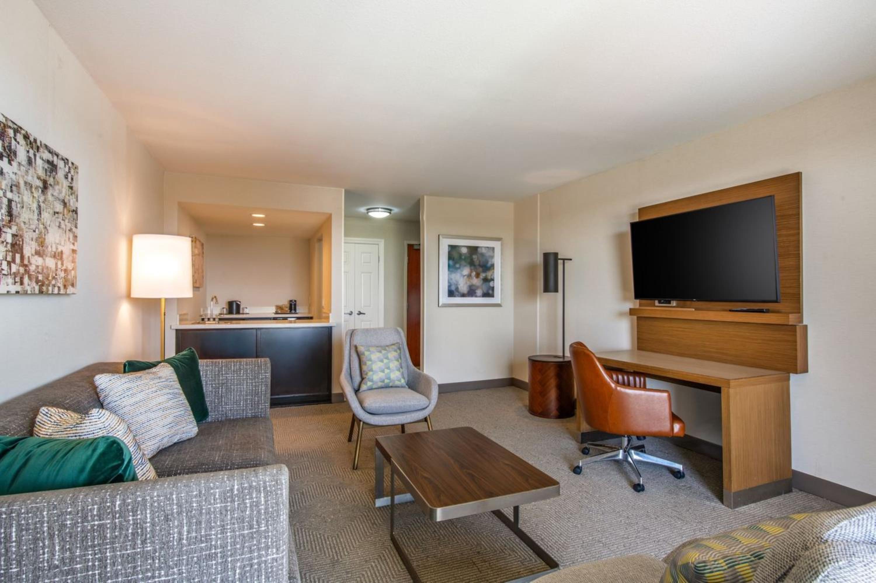 One-Bedroom King Suite with Pool View - Photo 5