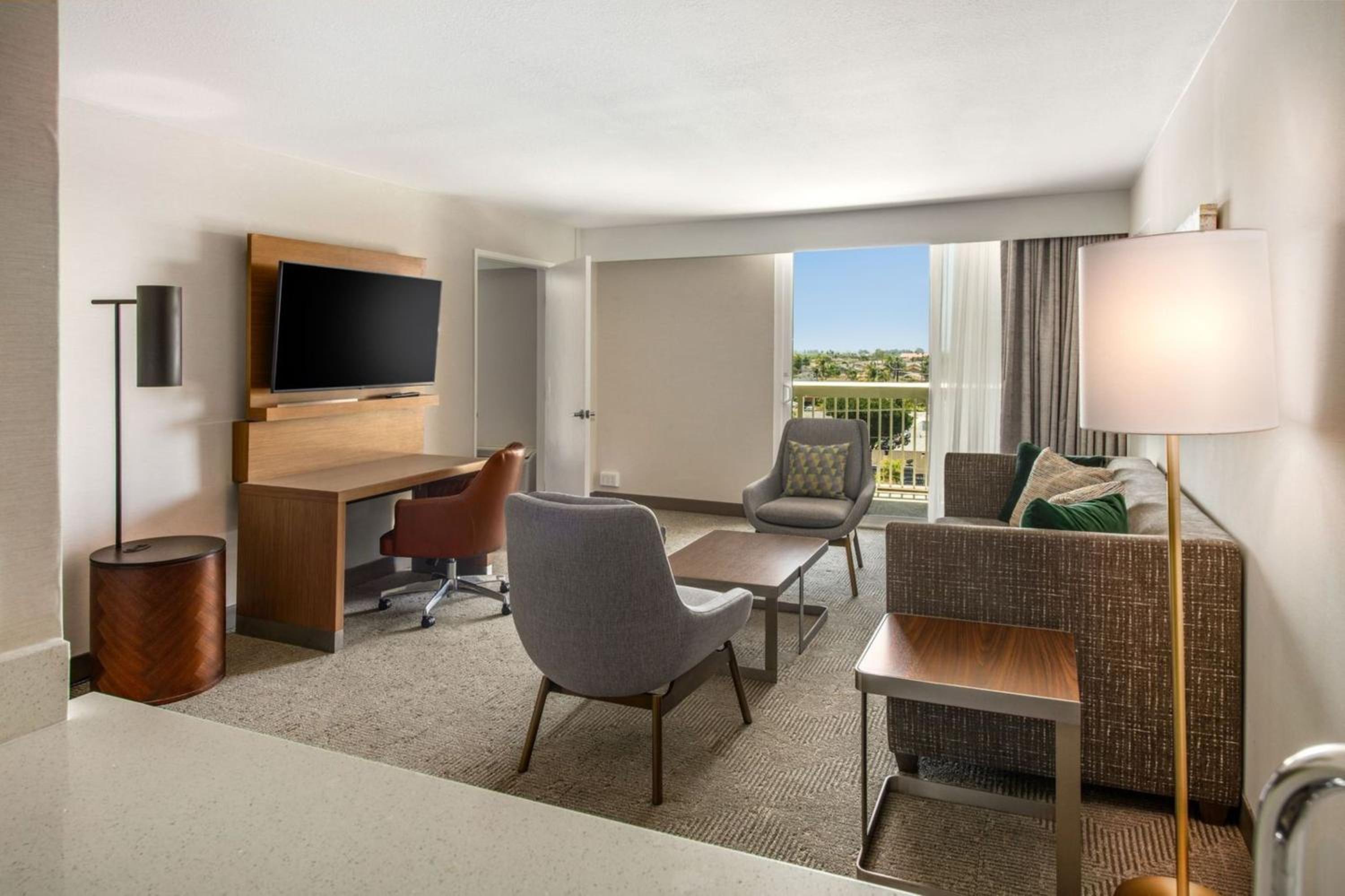 One-Bedroom King Suite with Pool View - Photo 4
