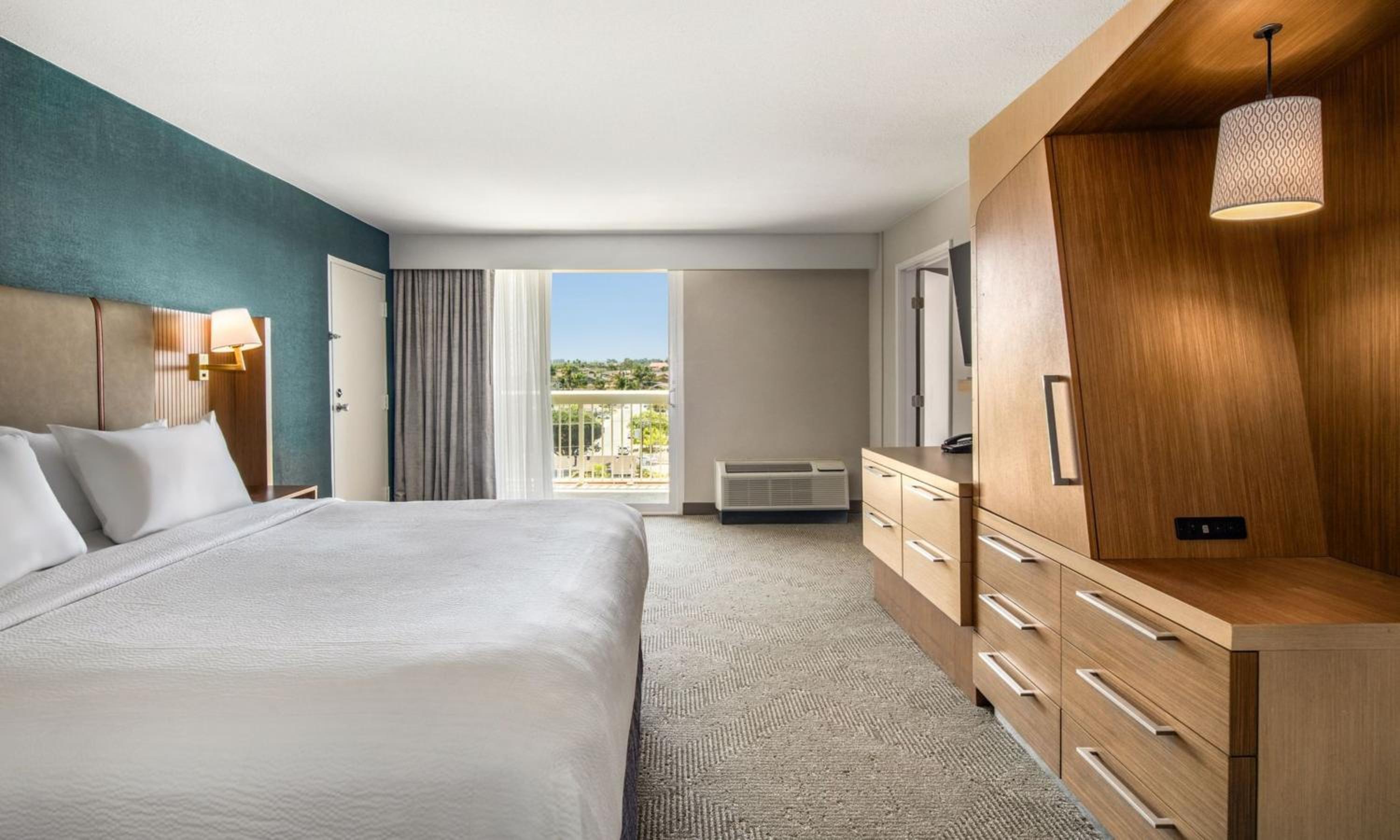 One-Bedroom King Suite with Pool View - Photo 7