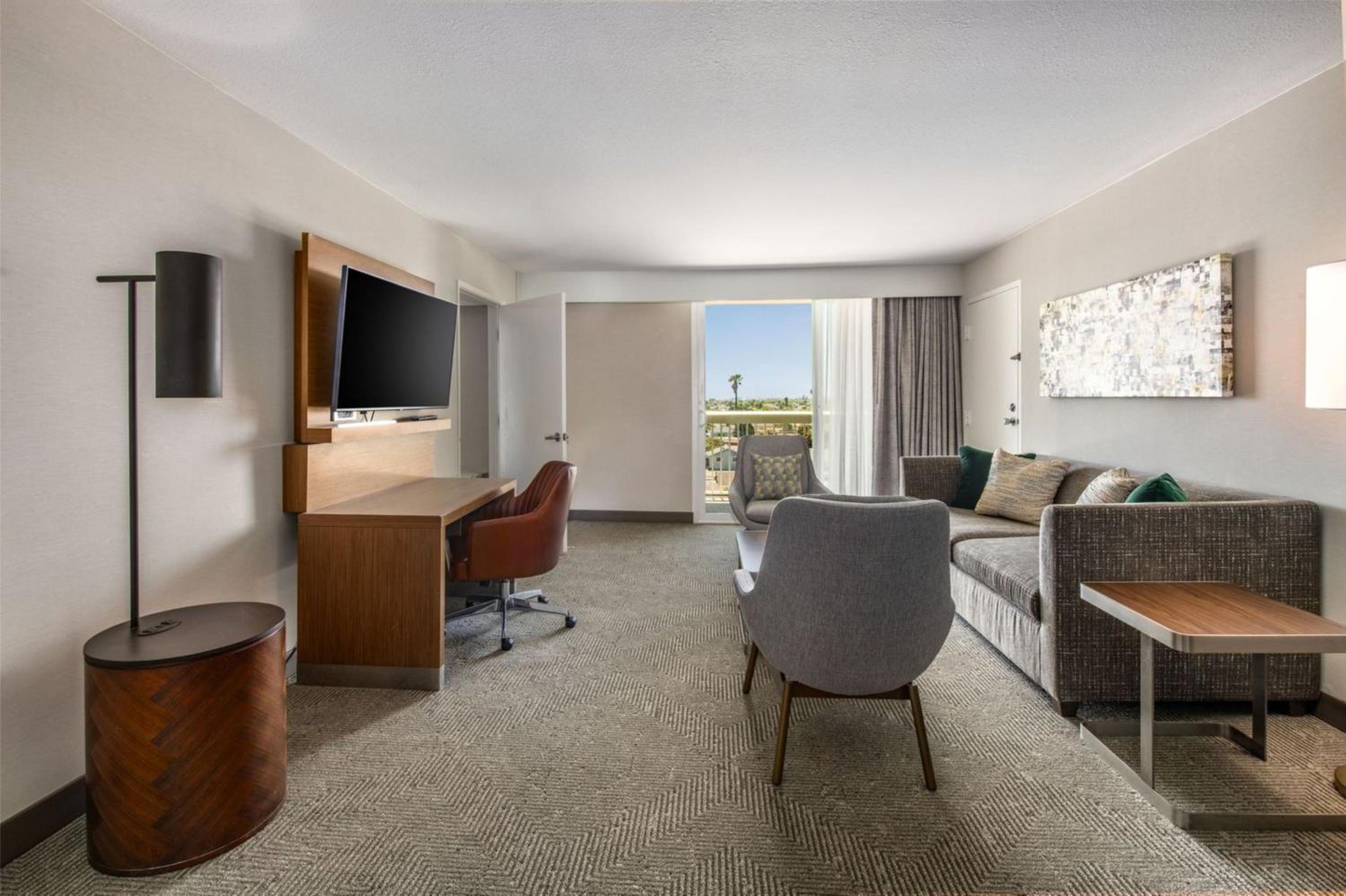 One-Bedroom King Suite with Pool View - Photo 2