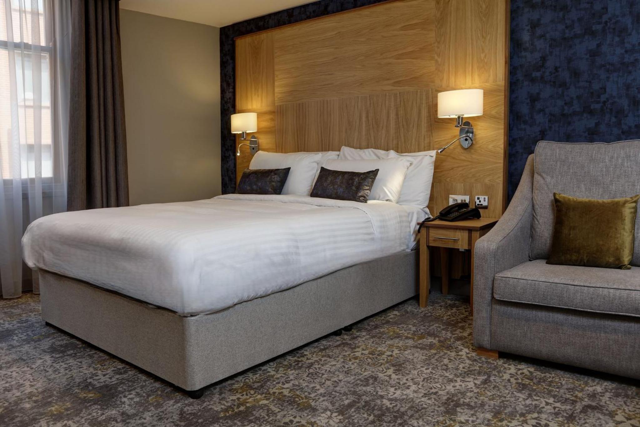 Premium Queen Room with One Queen Bed and One Sofa Bed - Photo 13