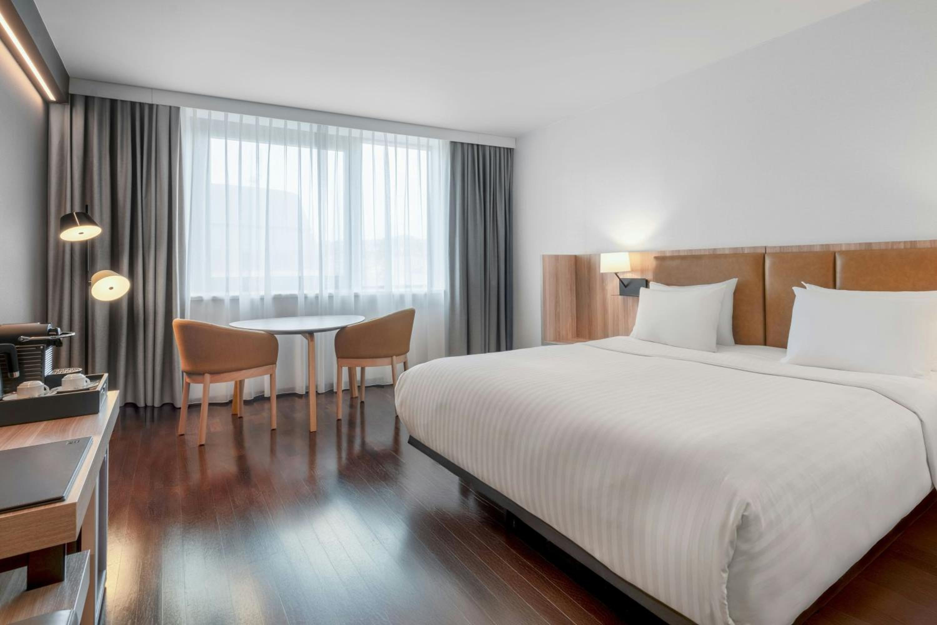 Superior King Room with City View photo 1