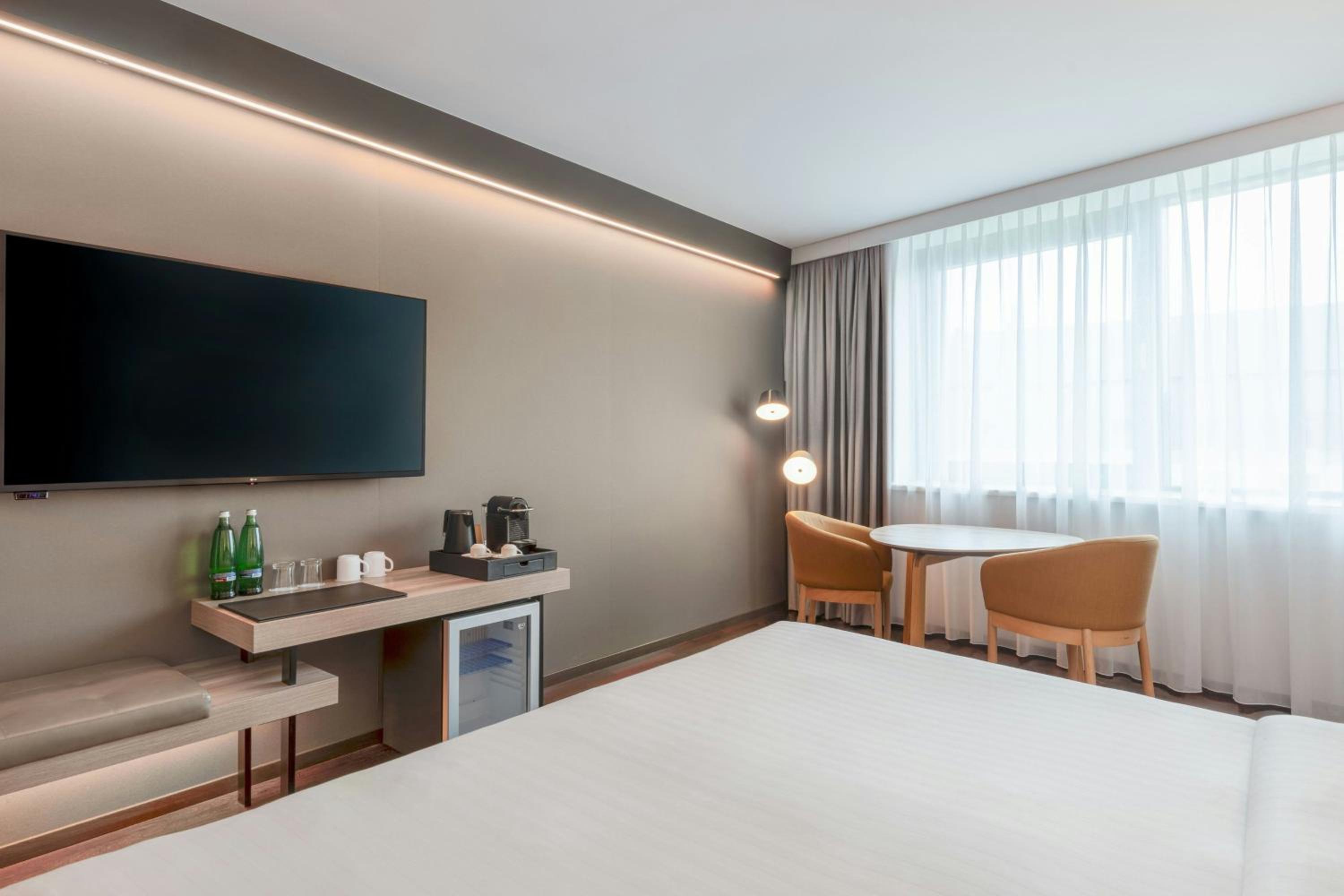 Superior King Room with City View photo 2