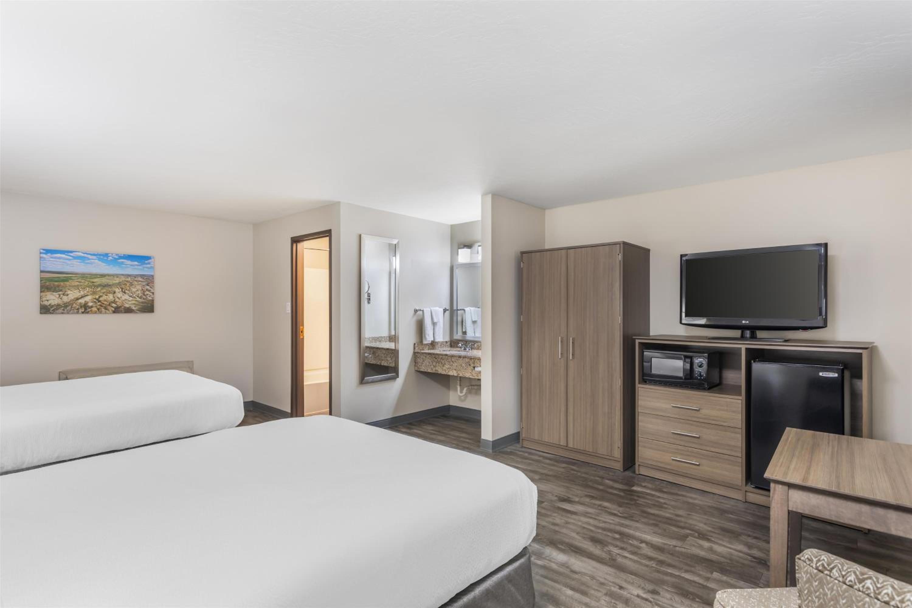 Queen Room with Two Queen Beds - Pet-Friendly/Non-Smoking photo 1
