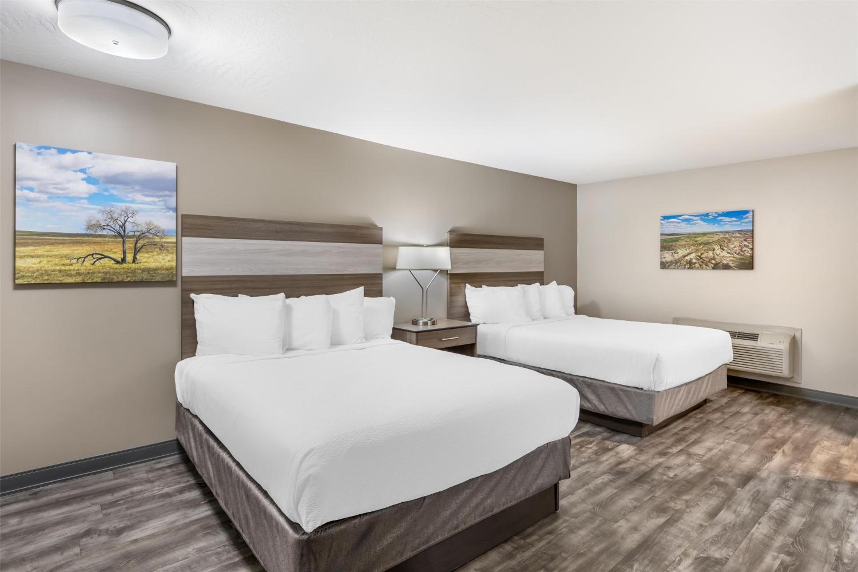 Queen Room with Two Queen Beds - Pet-Friendly/Non-Smoking photo 2