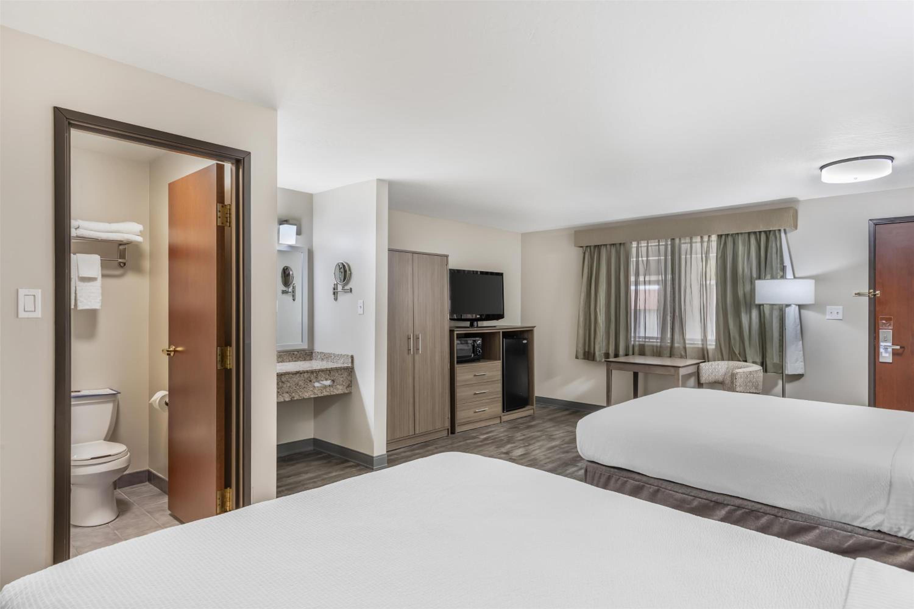 Queen Room with Two Queen Beds - Pet-Friendly/Non-Smoking photo 3