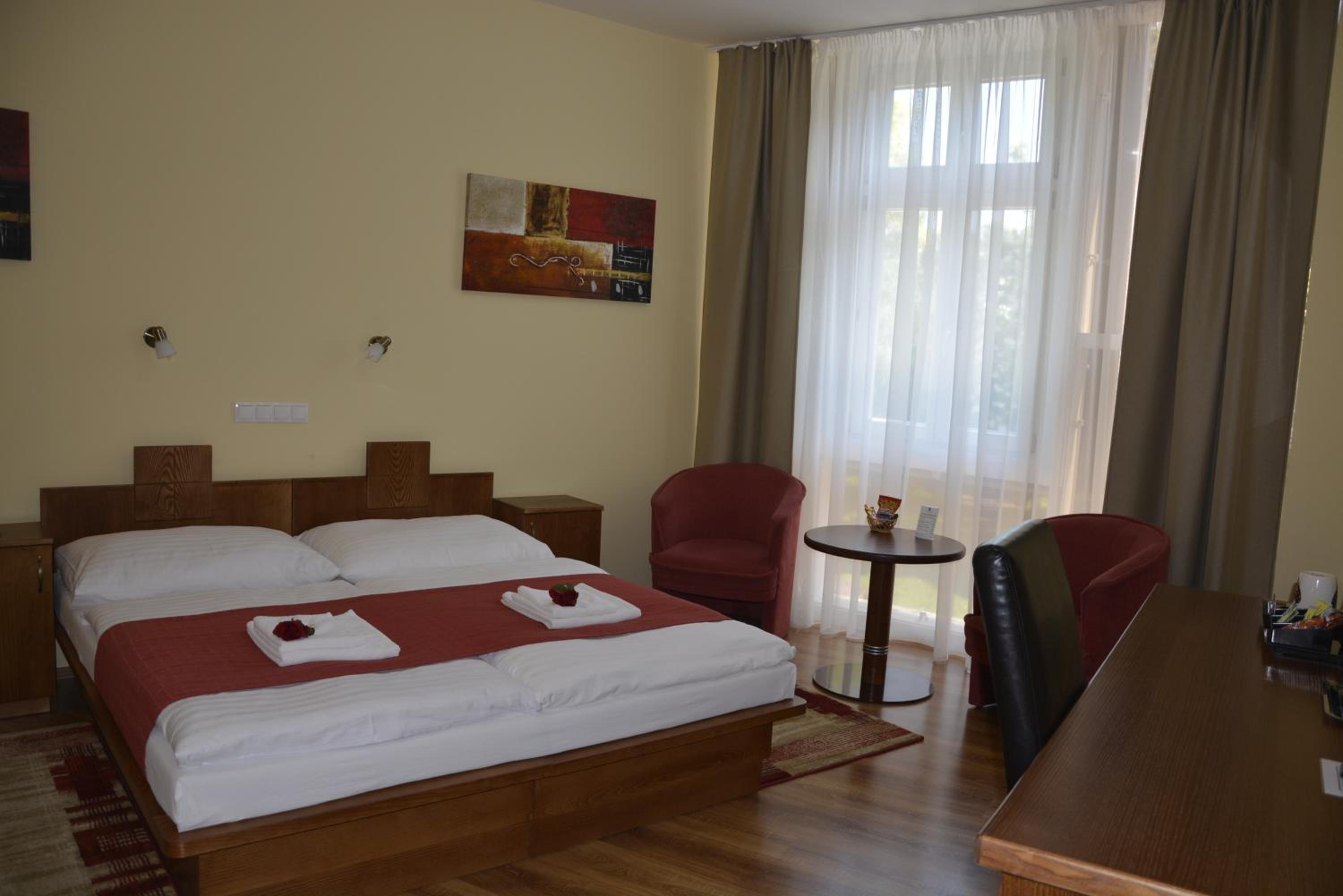 Double or Twin Room - Photo 11