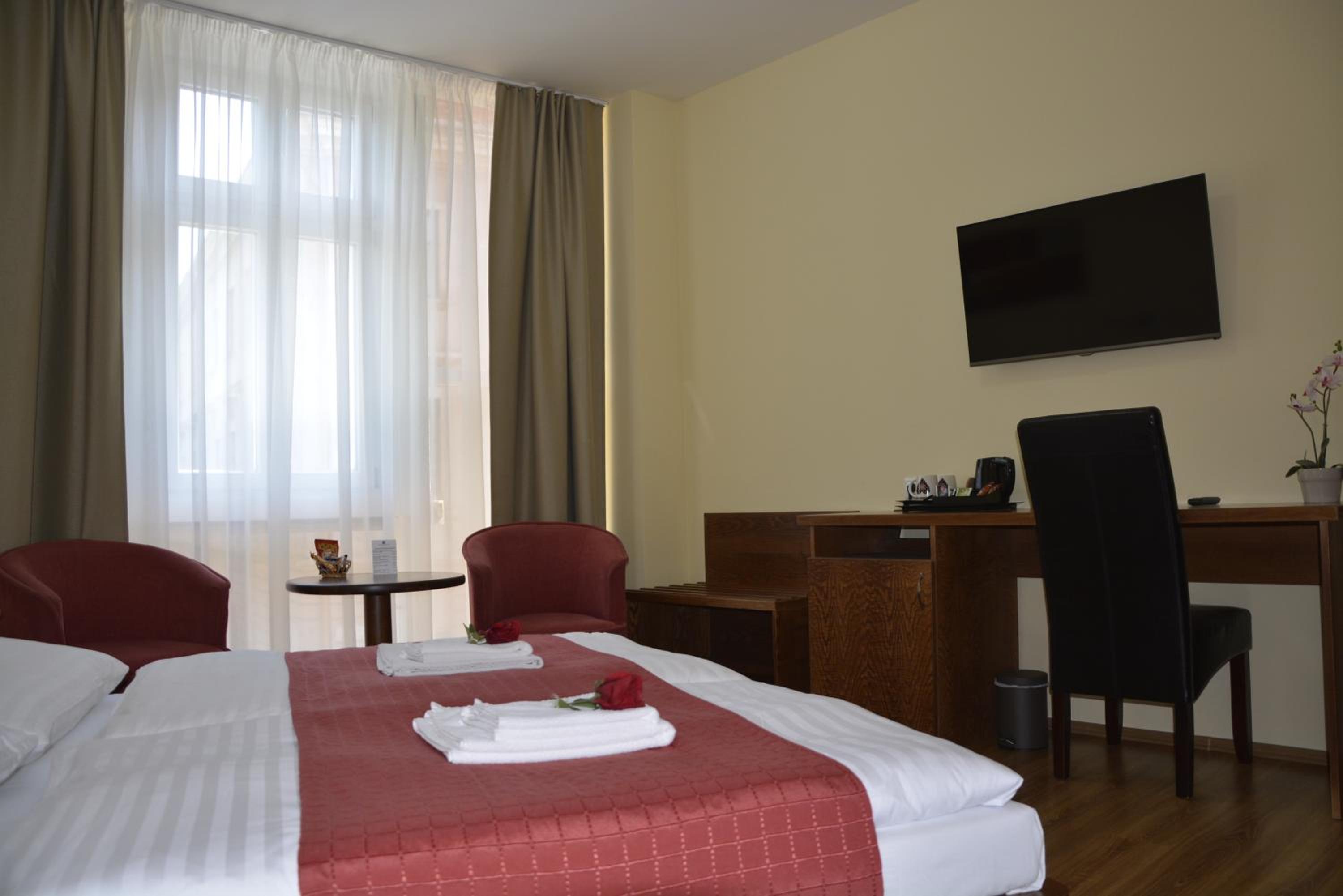Double or Twin Room - Photo 10