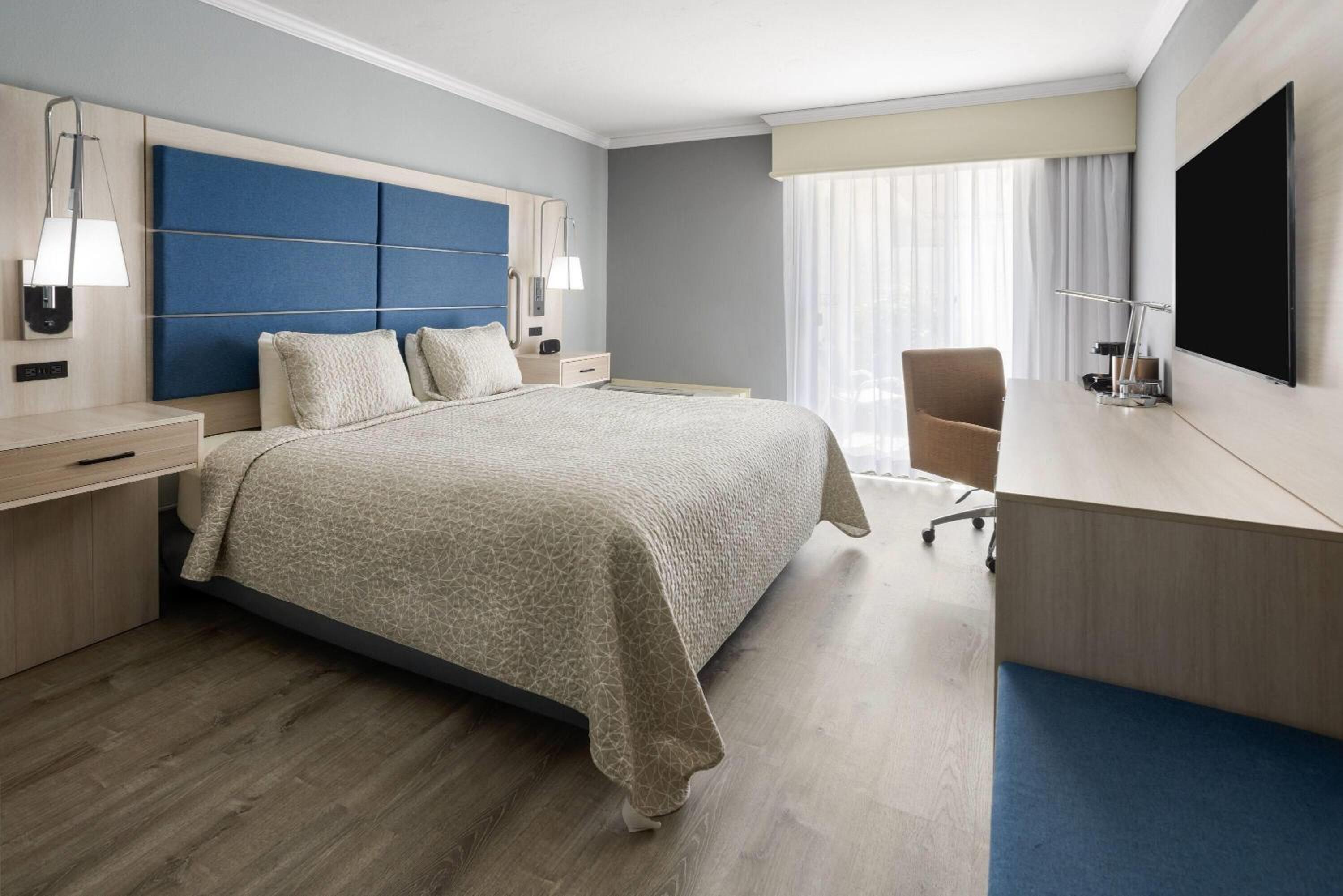 King Room with Roll-in Shower - Mobility and Hearing Access/First Floor/Non-Smoking - Photo 2