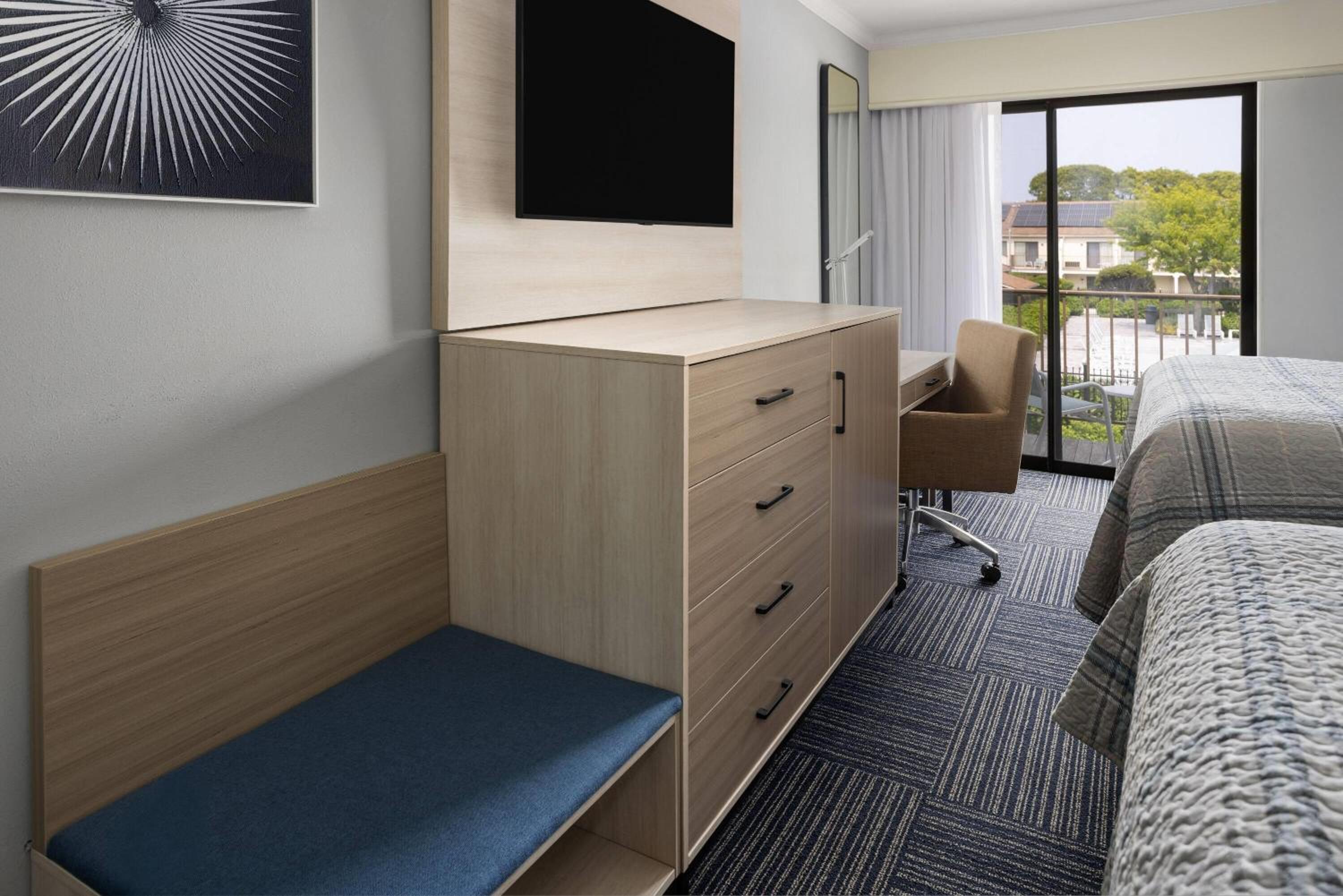 Deluxe Queen Room with Two Queen Beds and Balcony - Stair Access Only/Second Floor/Non-Smoking - Photo 4