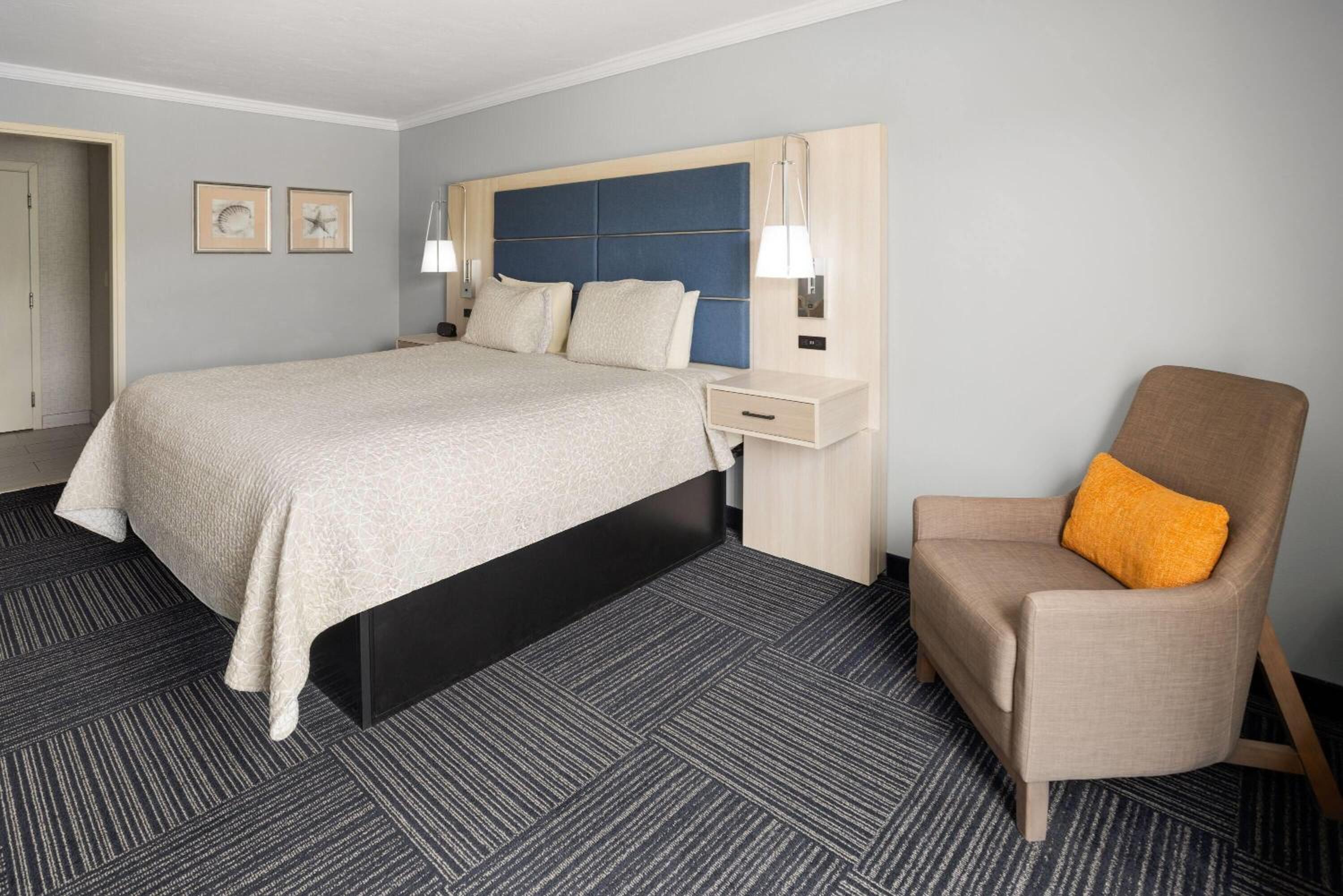 Deluxe King Room with Balcony - Stair Access Only/Second Floor/Non-Smoking photo 3