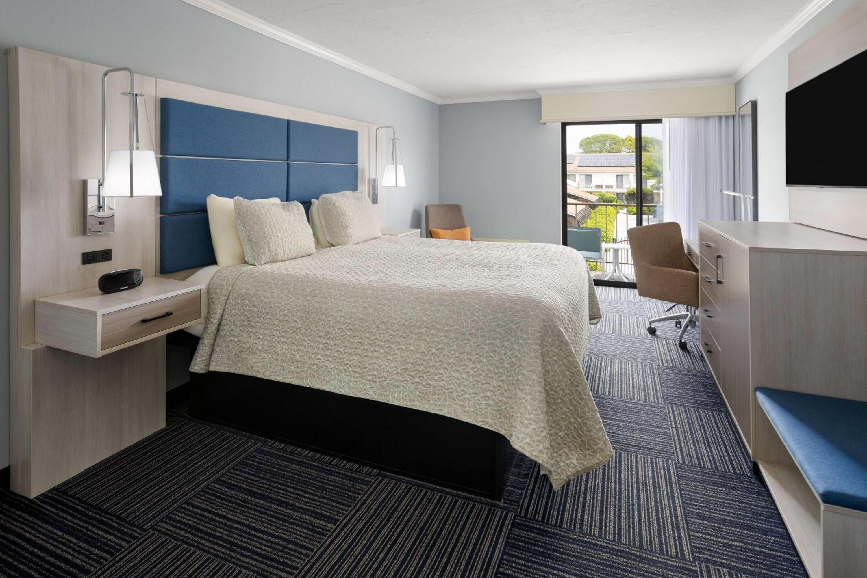 Deluxe King Room with Balcony - Stair Access Only/Second Floor/Non-Smoking