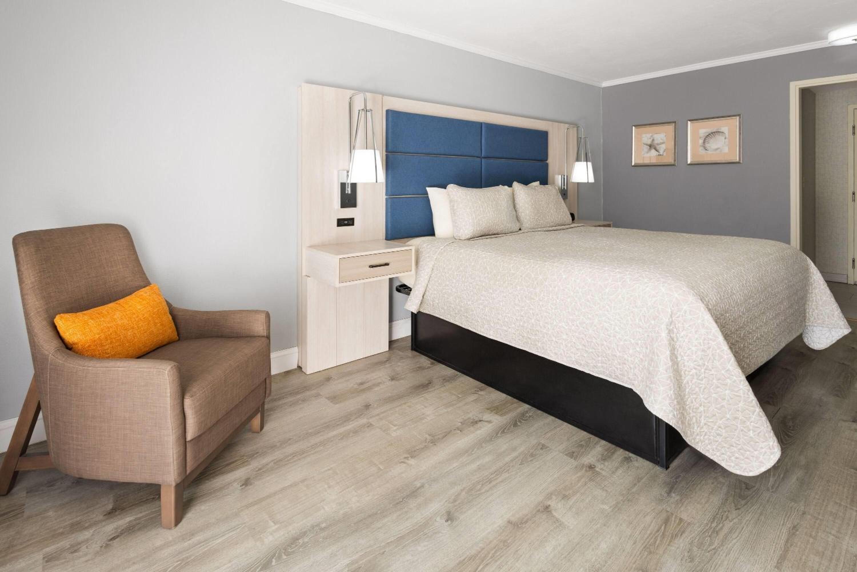 Deluxe King Room with Patio - First Floor/Non-Smoking - Photo 4