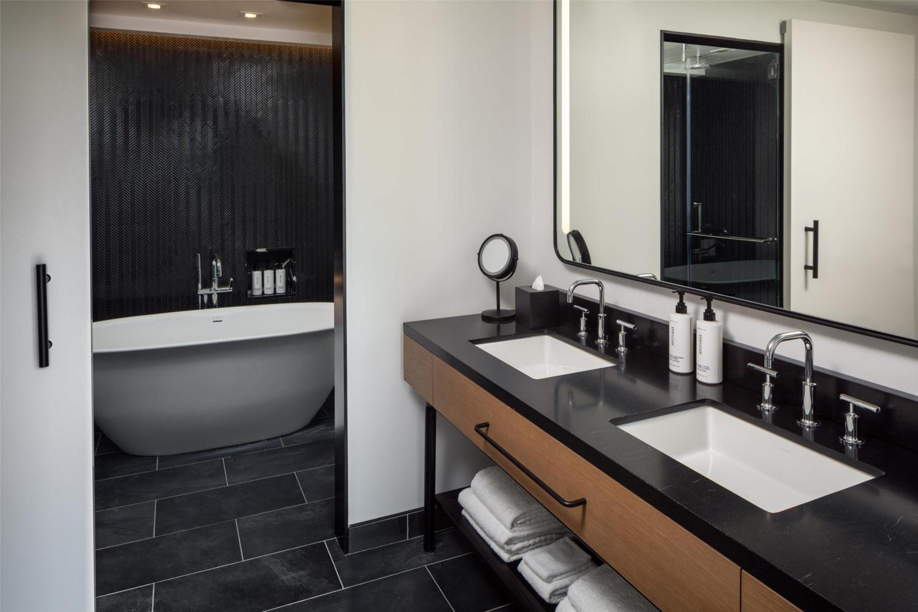 One-Bedroom King Suite with Soaking Bathtub
