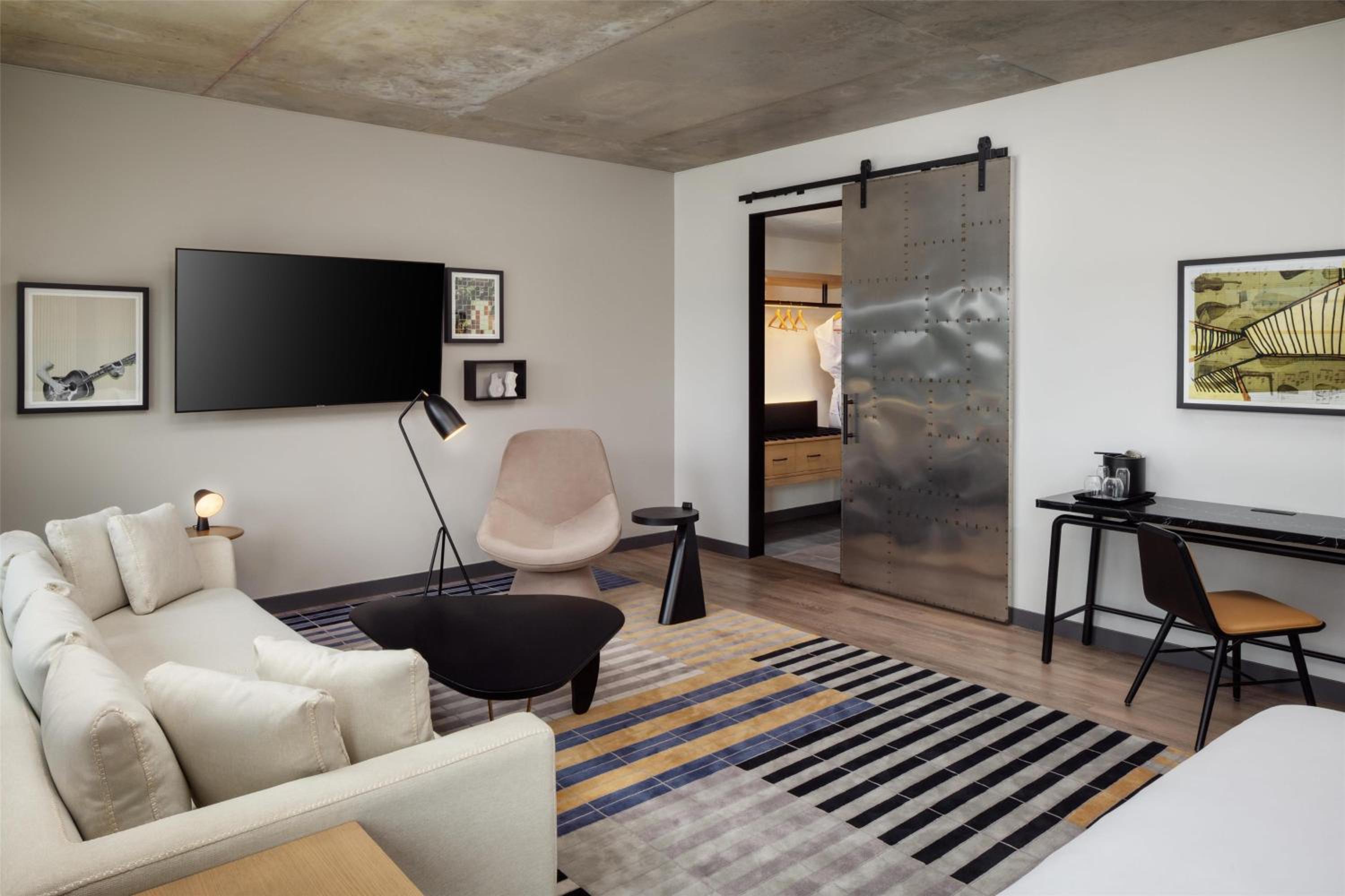 Deluxe King Room - Photo 2