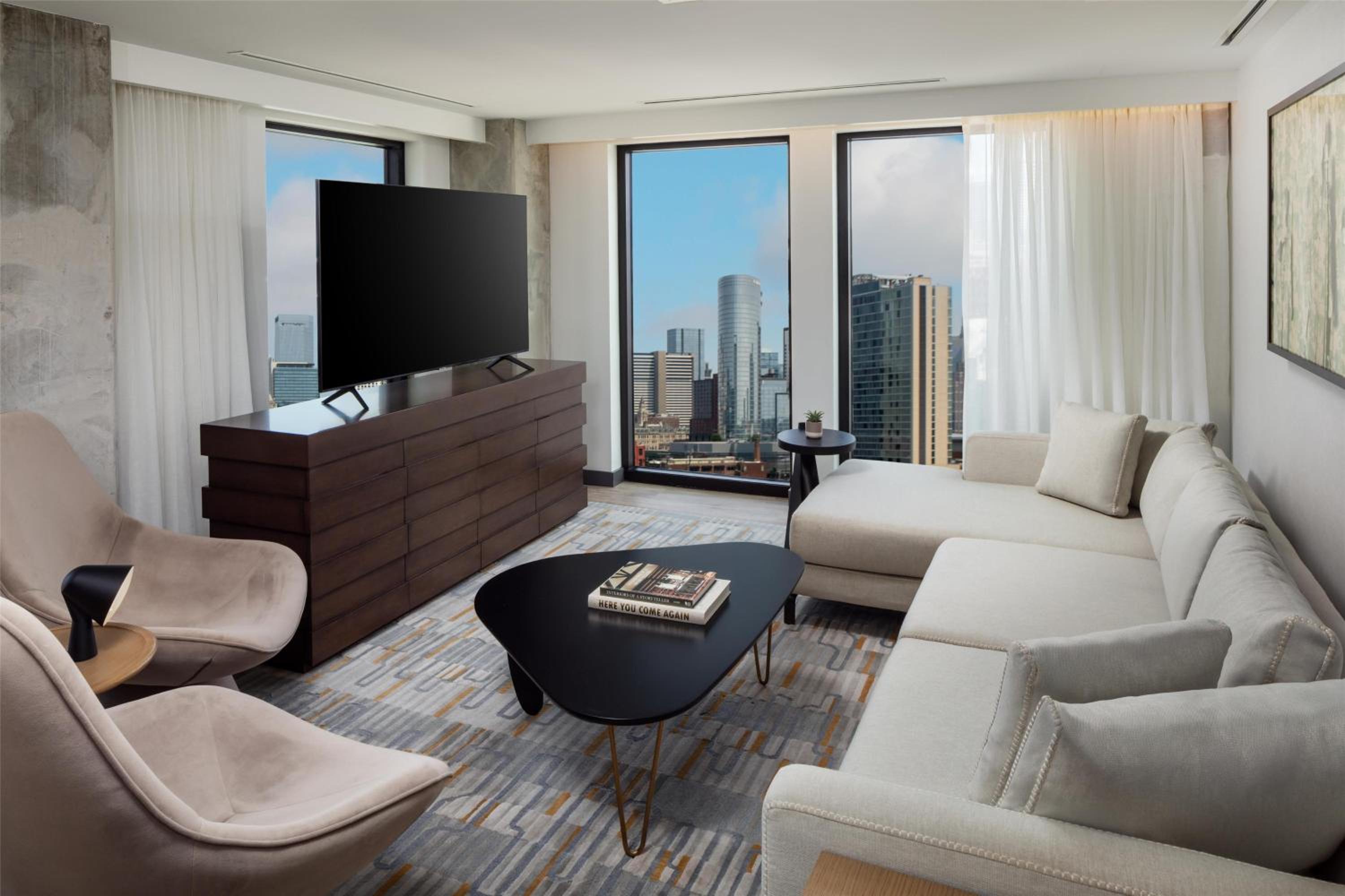 One-Bedroom King Suite with City View - Photo 2