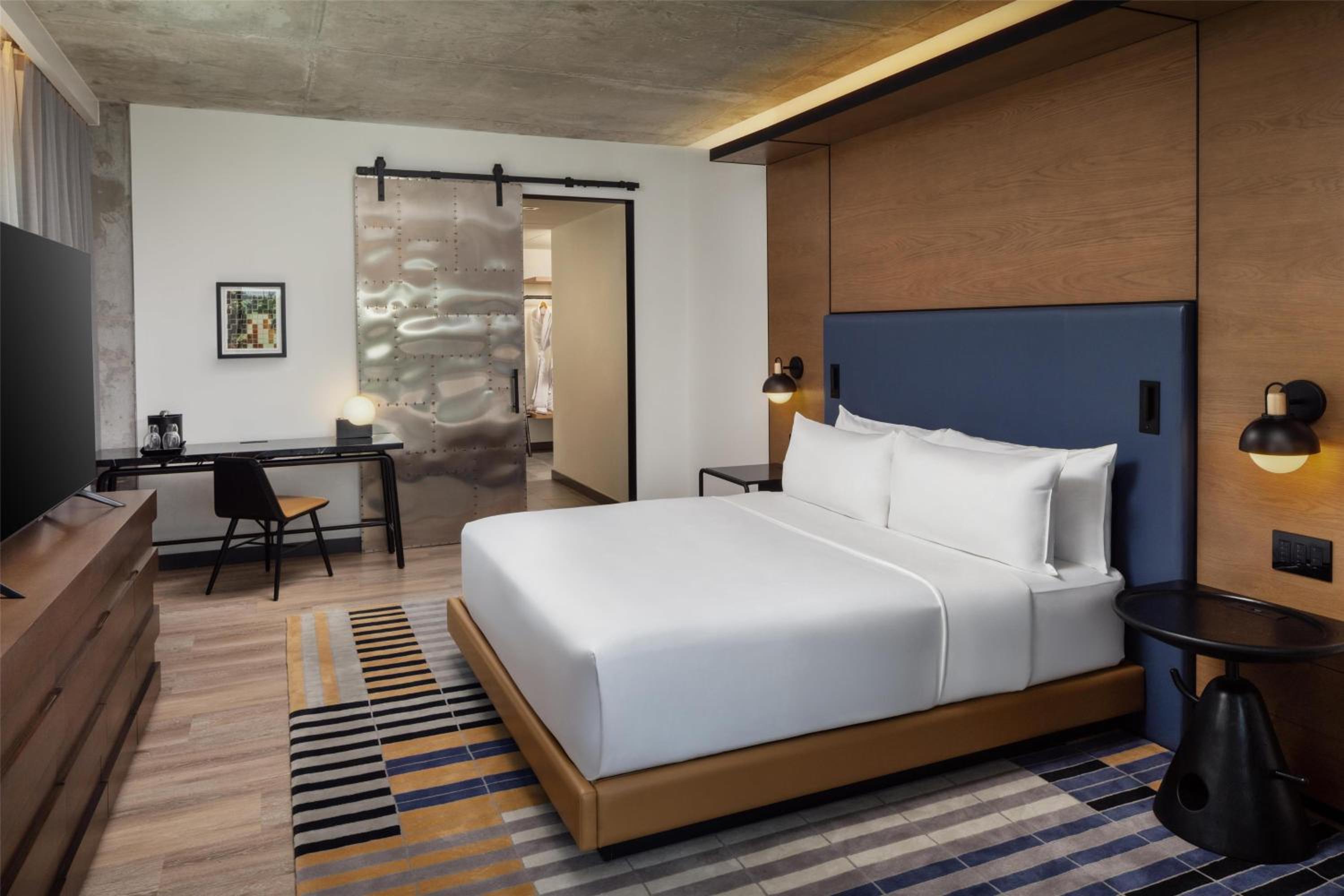 One-Bedroom King Suite with City View - Photo 4