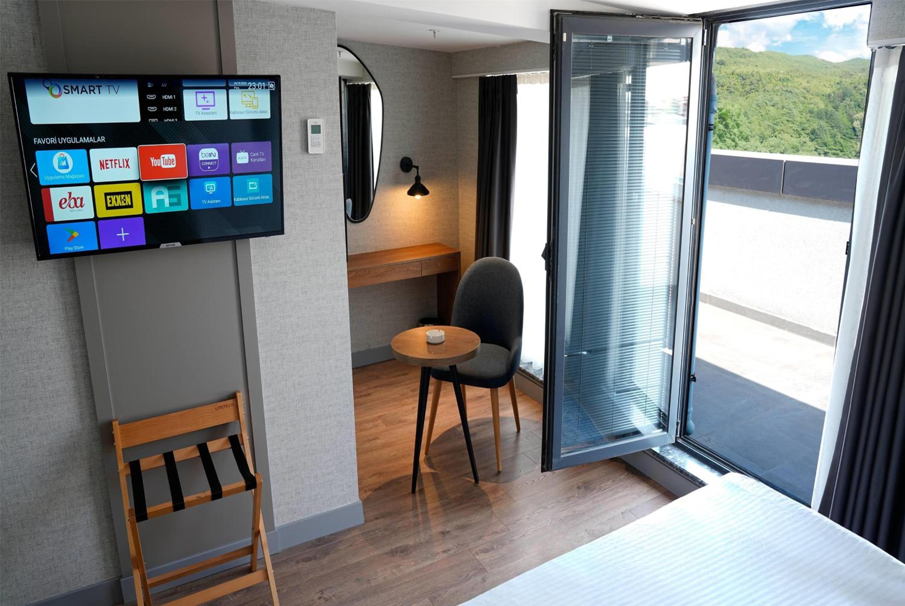 Deluxe Room with Balcony photo 2