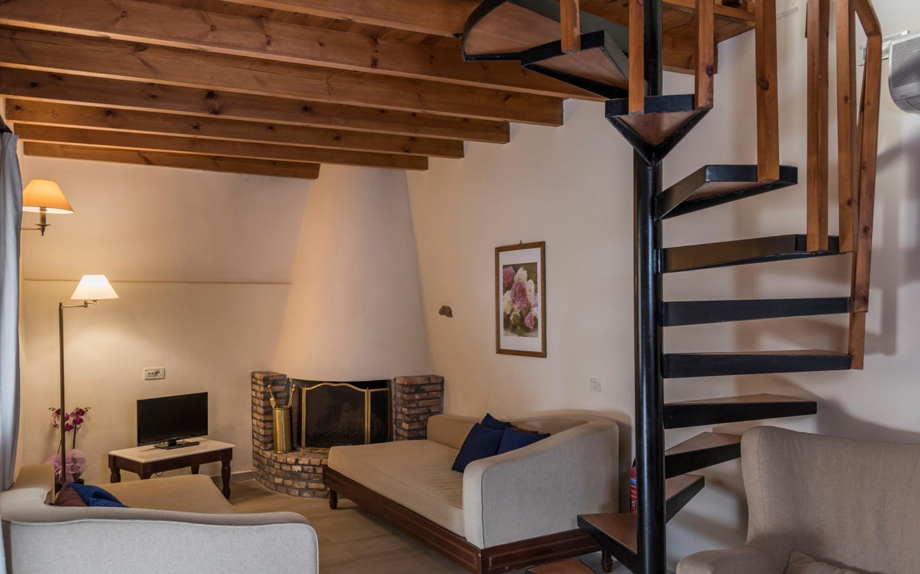 Τraditional Suite Split Level