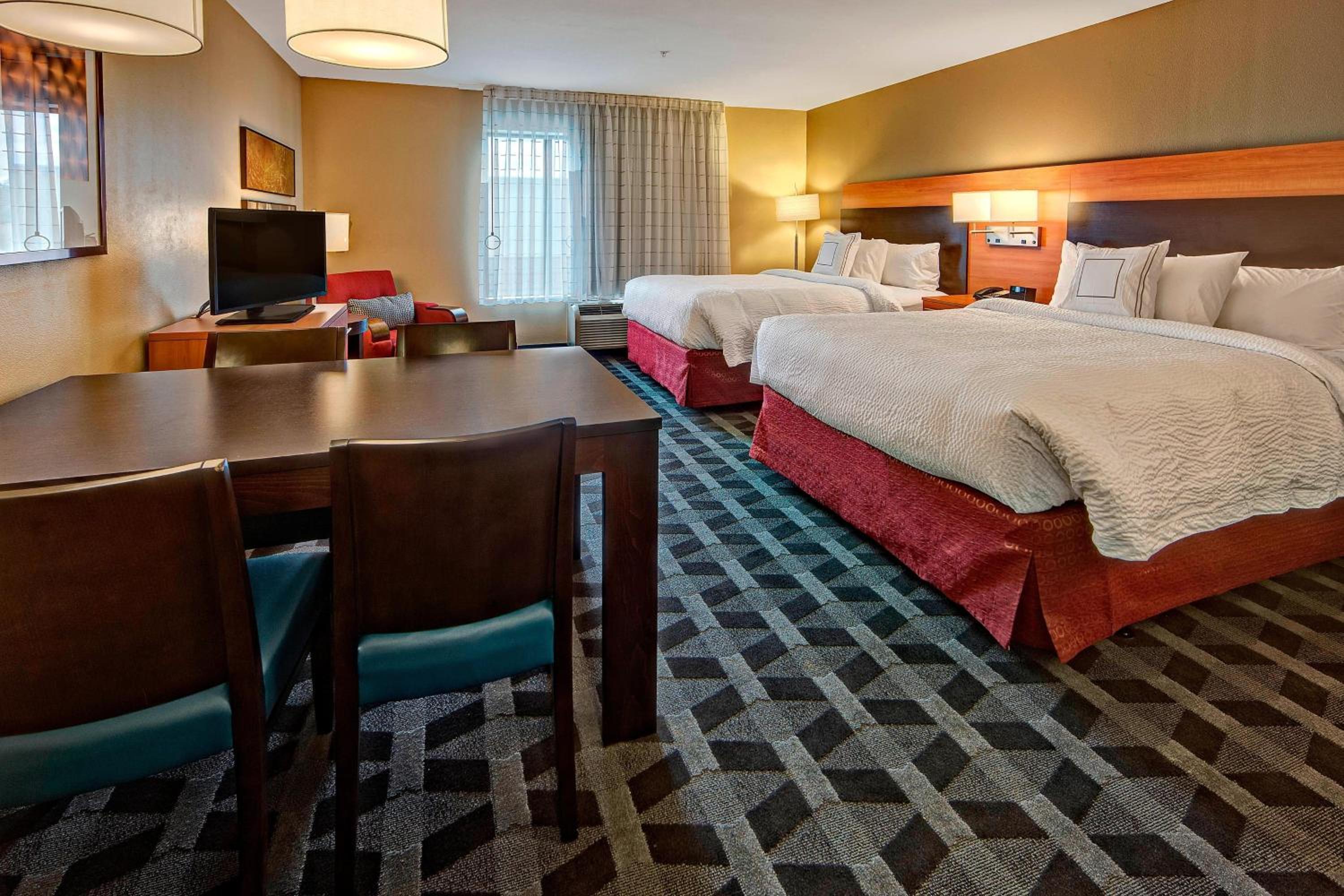 Studio with Two Queen Beds - Hearing Accessible