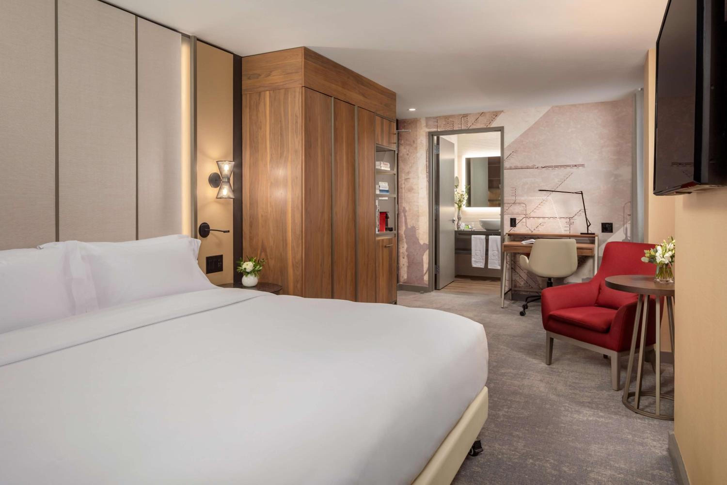 Premium Twin Room thumbnail 5
