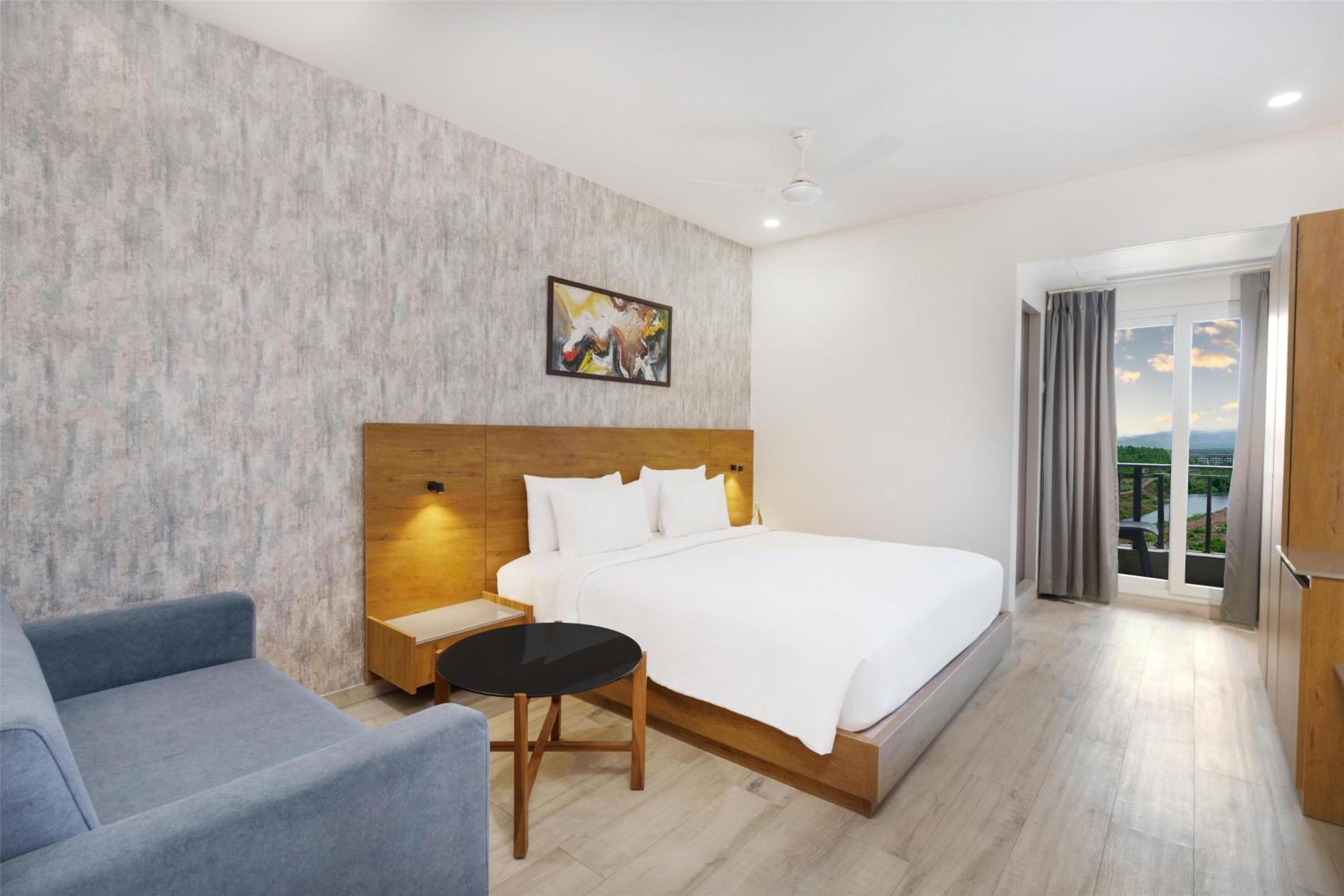 Suite with Statue View with Balcony - Photo 1