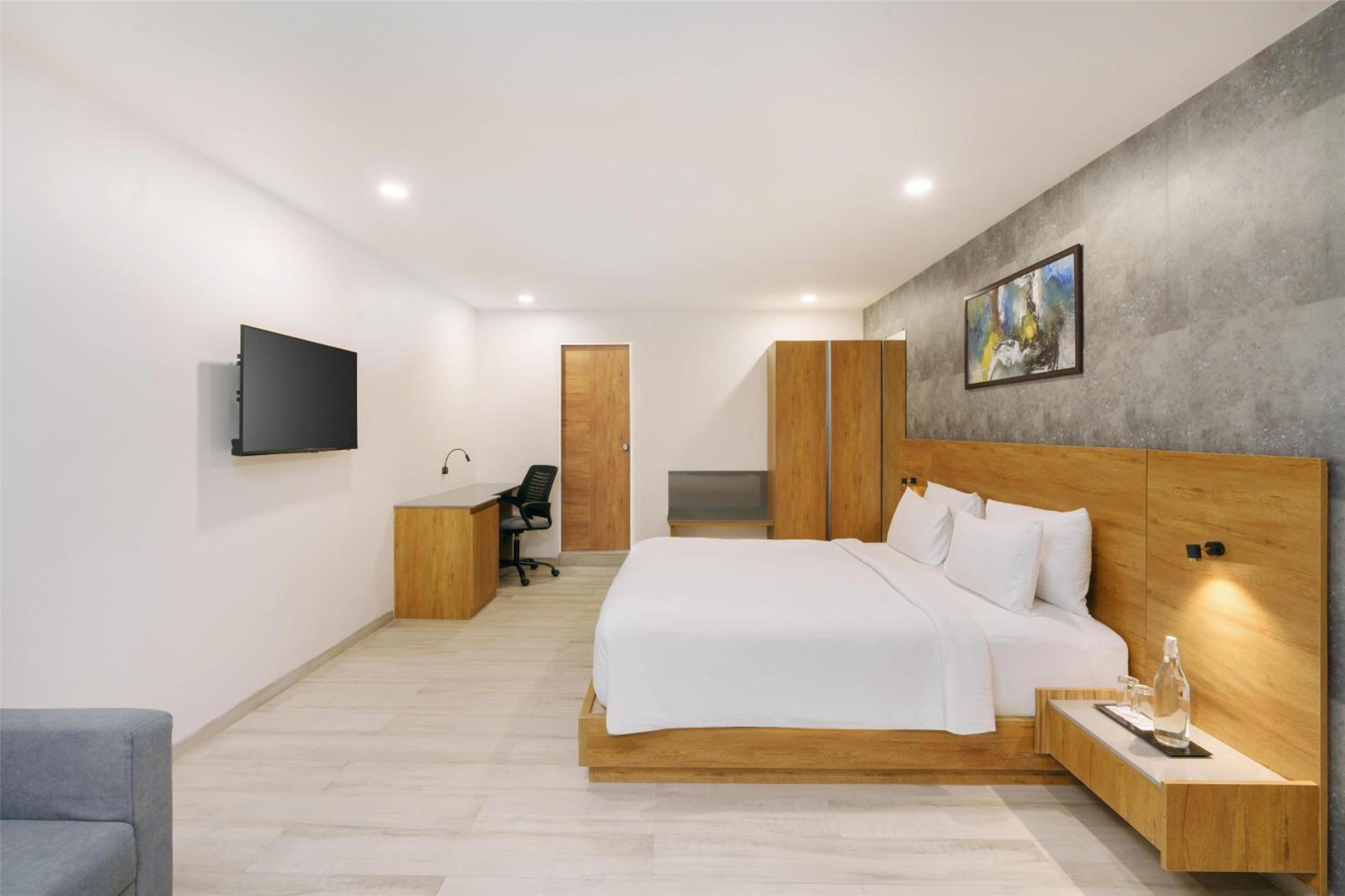 Suite with Statue View with Balcony - Photo 3
