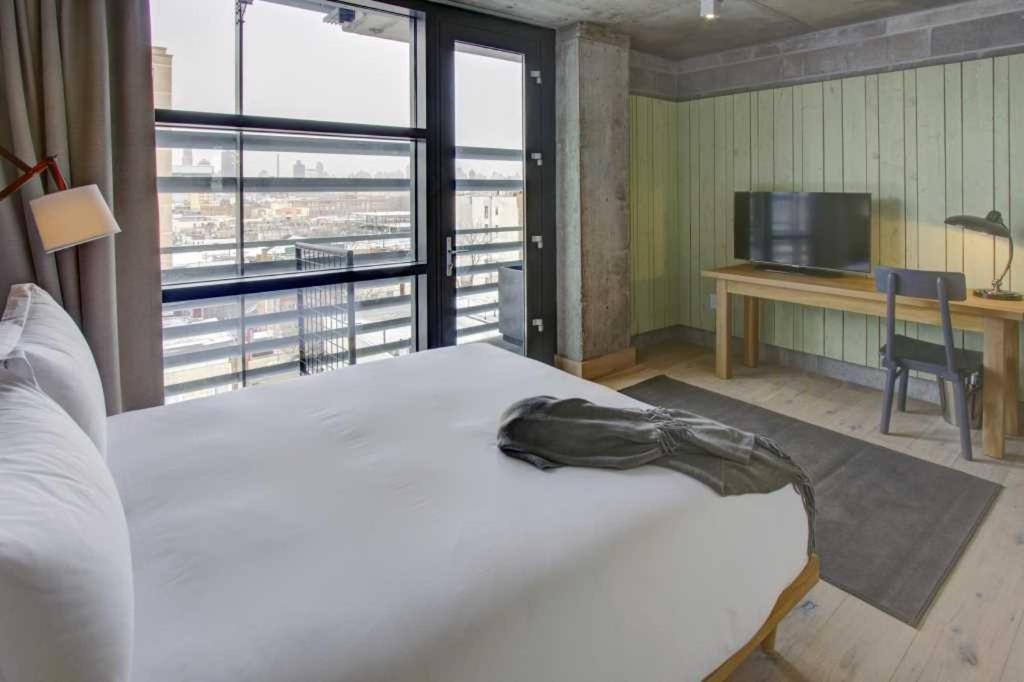 Two Bedroom Manhattan View Balcony photo 1