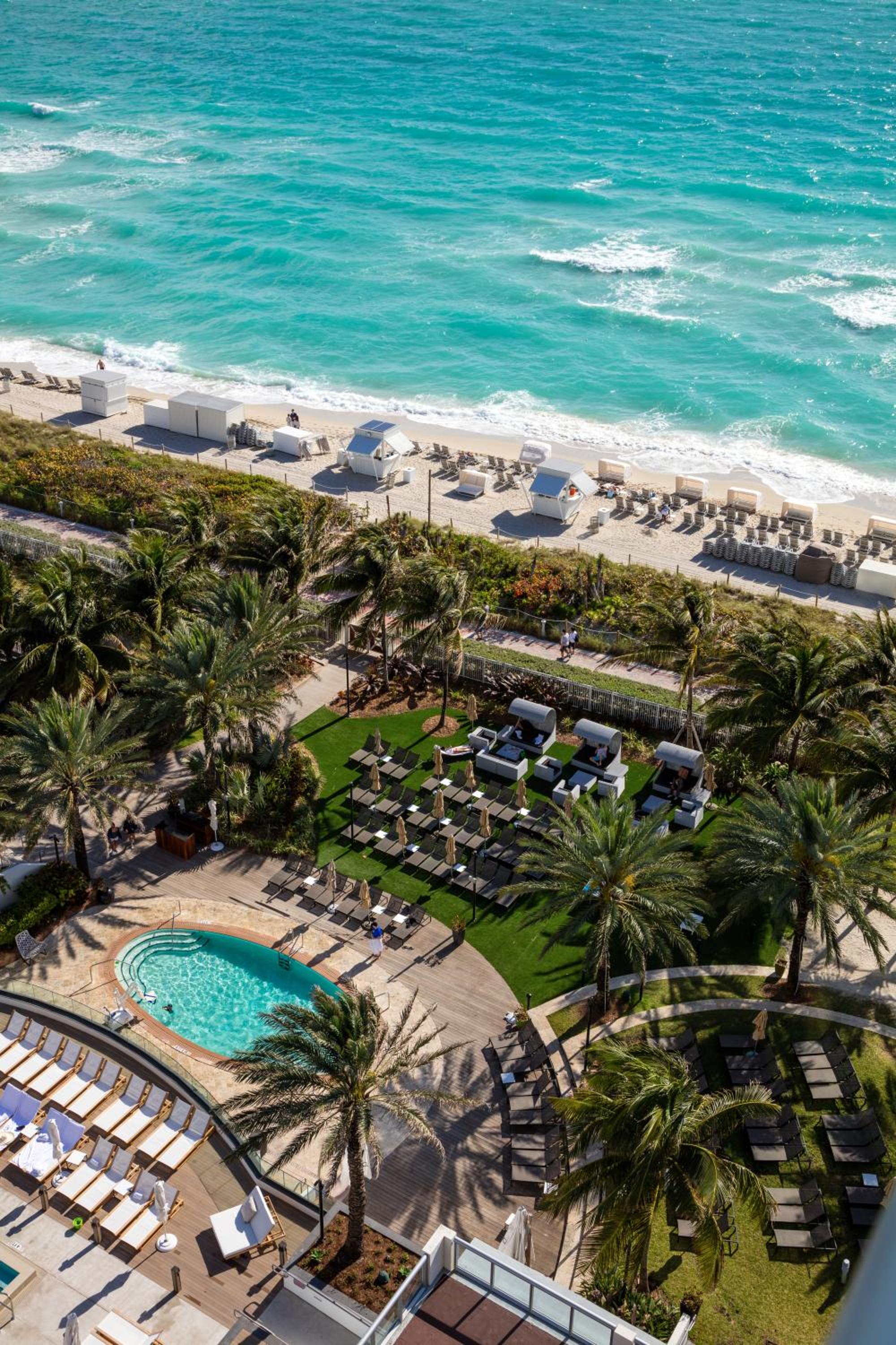 Oceanfront Junior Suite King with Balcony - Photo 4
