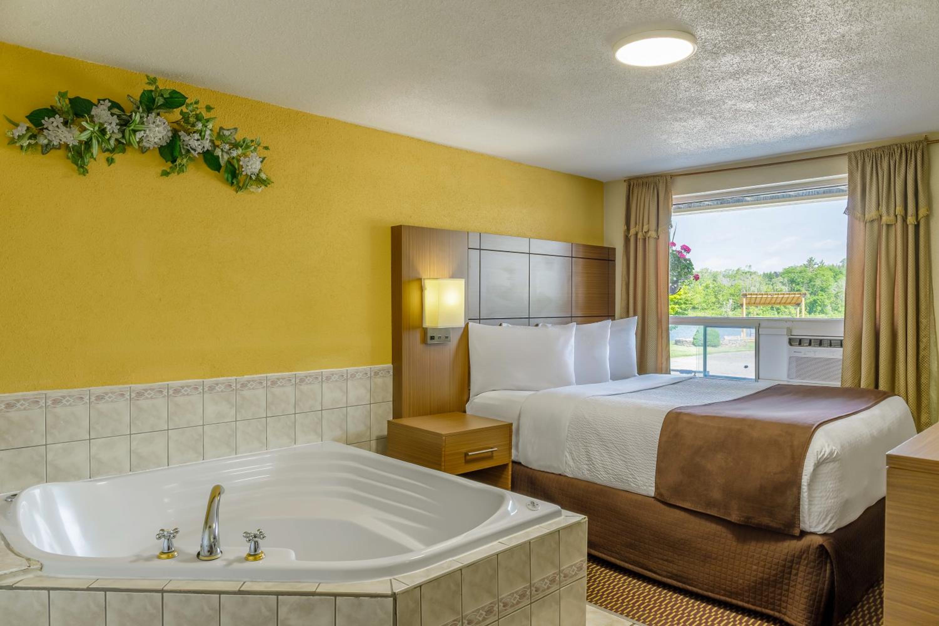 1 Queen Bed | Non-Smoking, Hot Tub