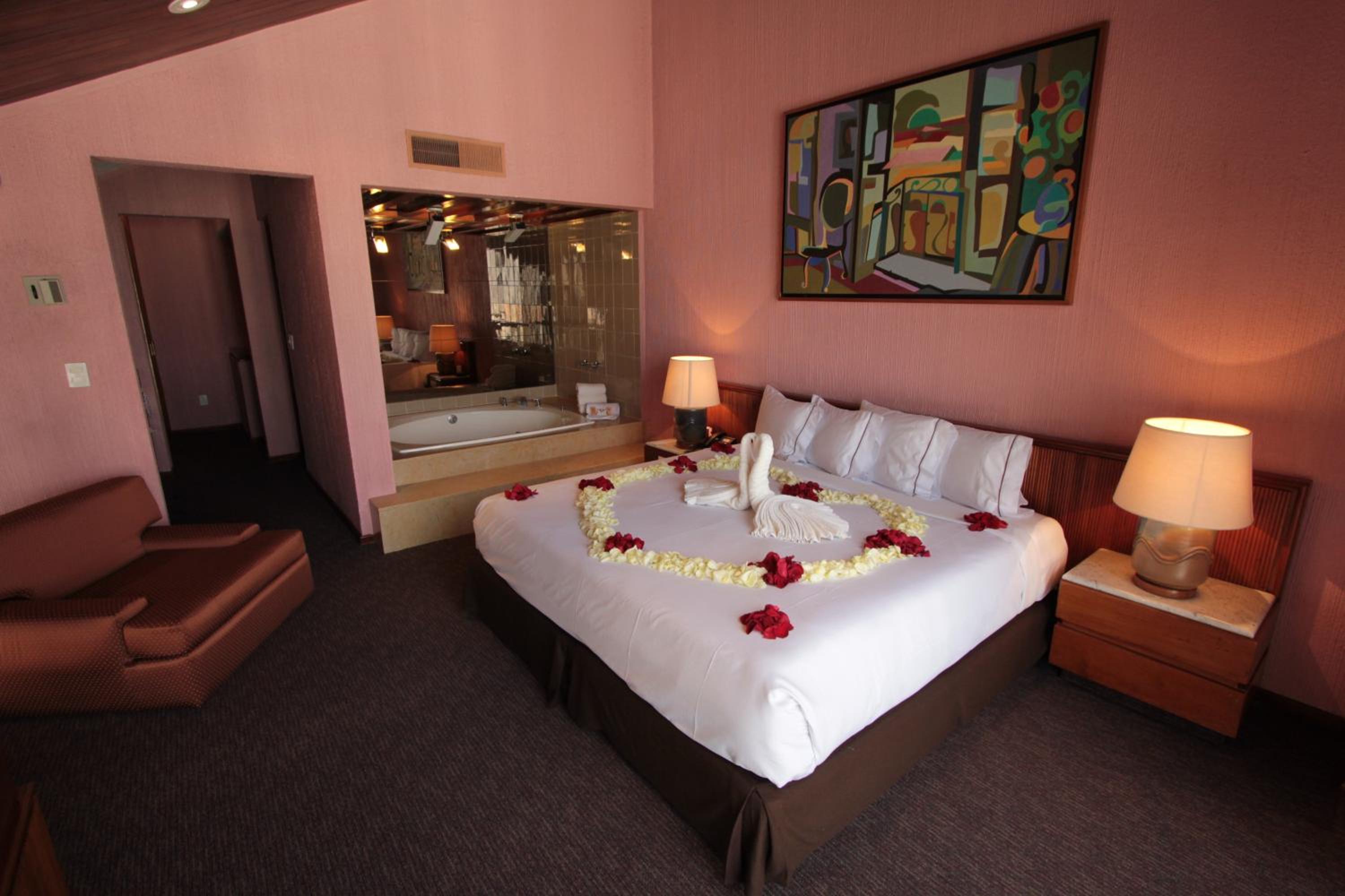 King Suite with Spa Bath - Photo 2