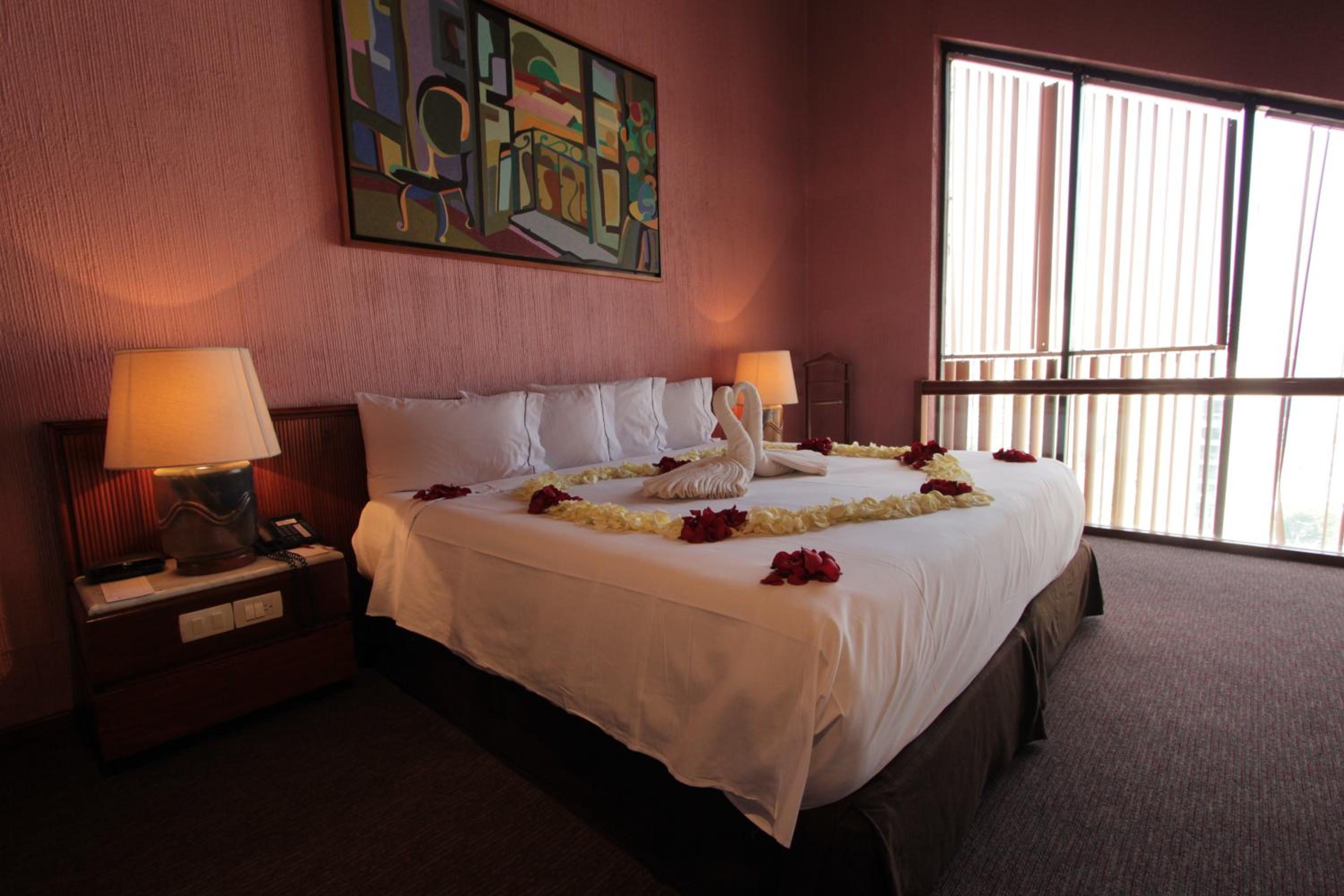 King Suite with Spa Bath - Photo 3