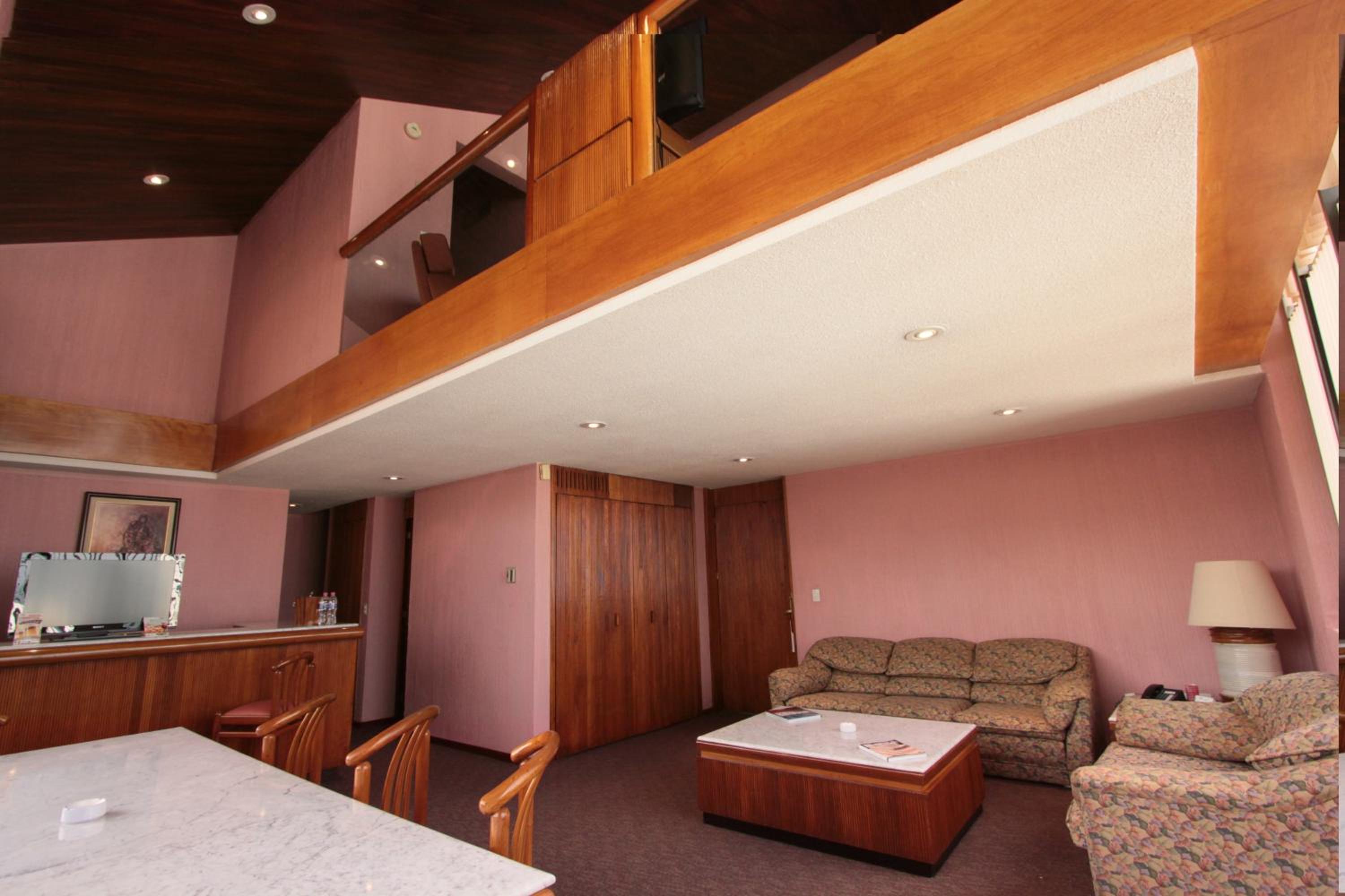 King Suite with Spa Bath - Photo 4