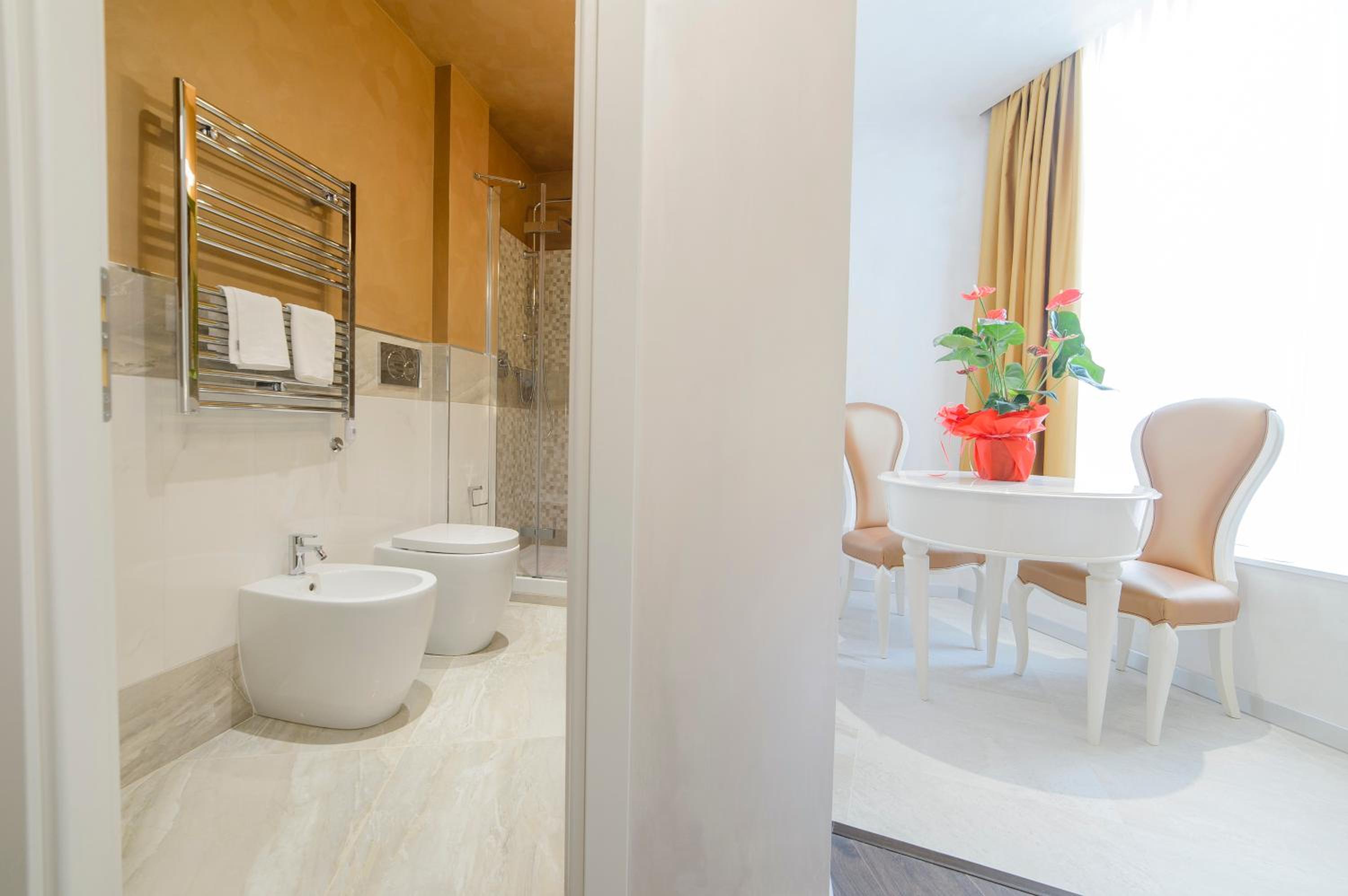 Superior Double Room thumbnail 6