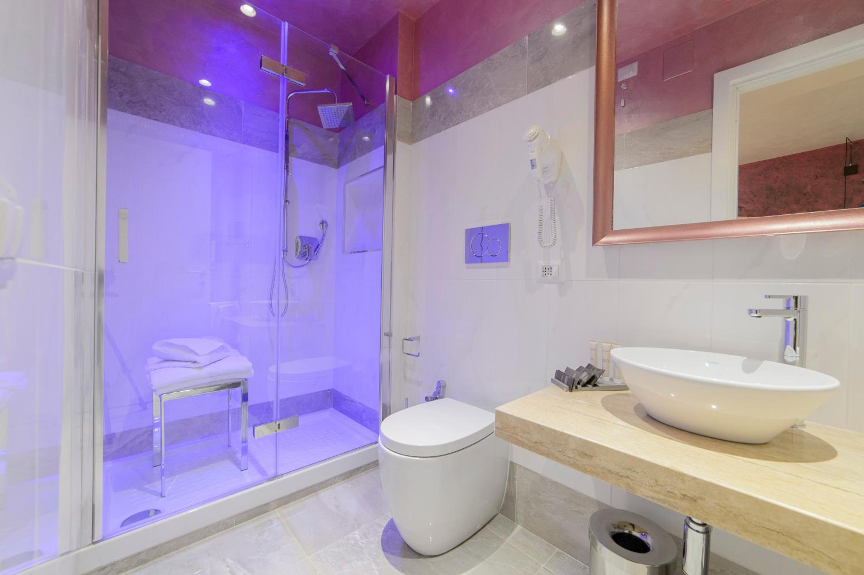 Superior Double Room thumbnail 5