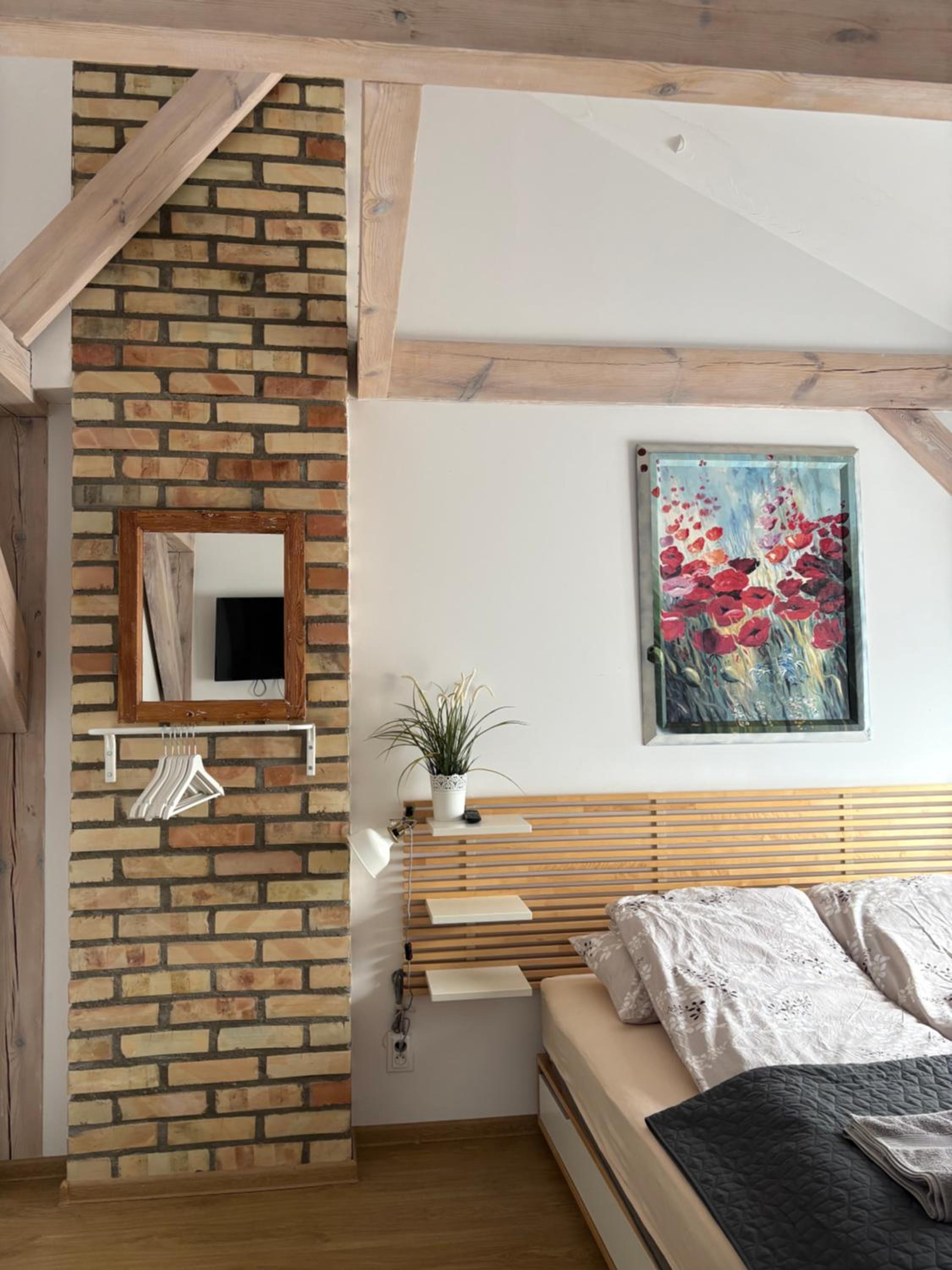 Studio - Split Level - Photo 1