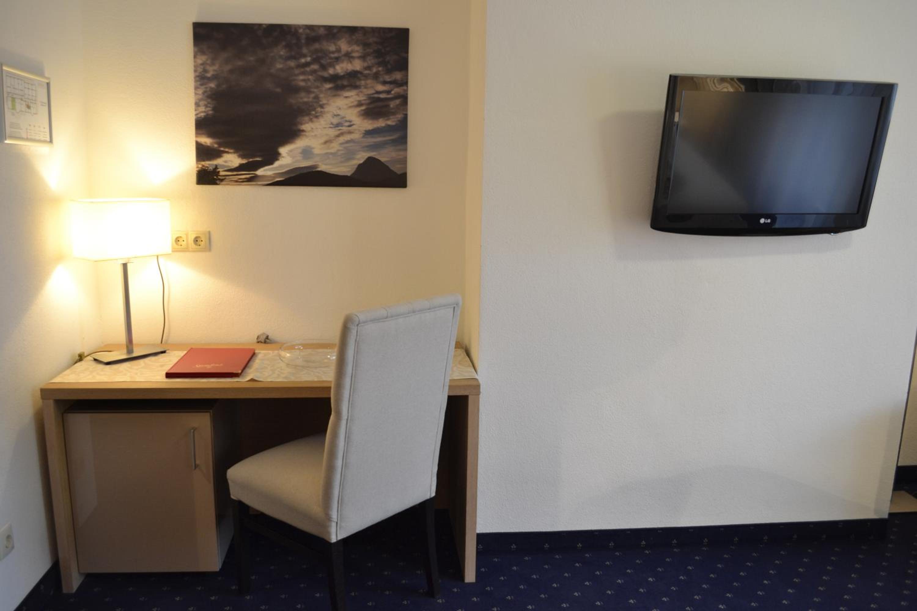 Standard Double Room - Photo 11
