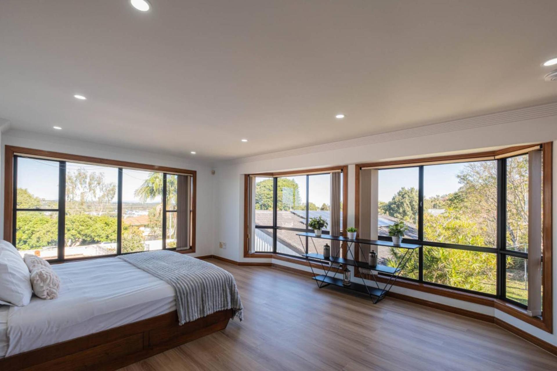 Six-Bedroom House thumbnail 6