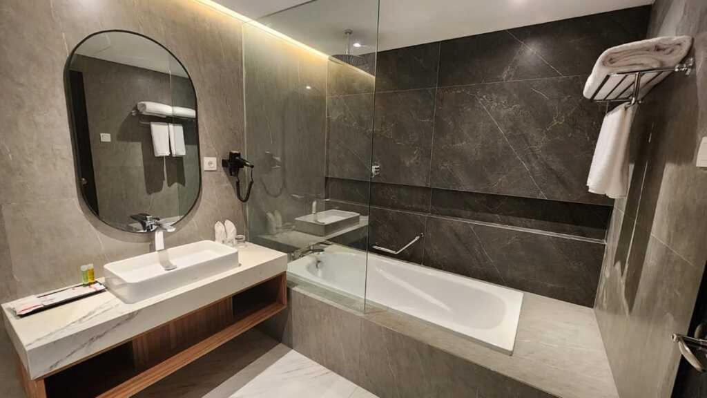 Executive Suite - Photo 2