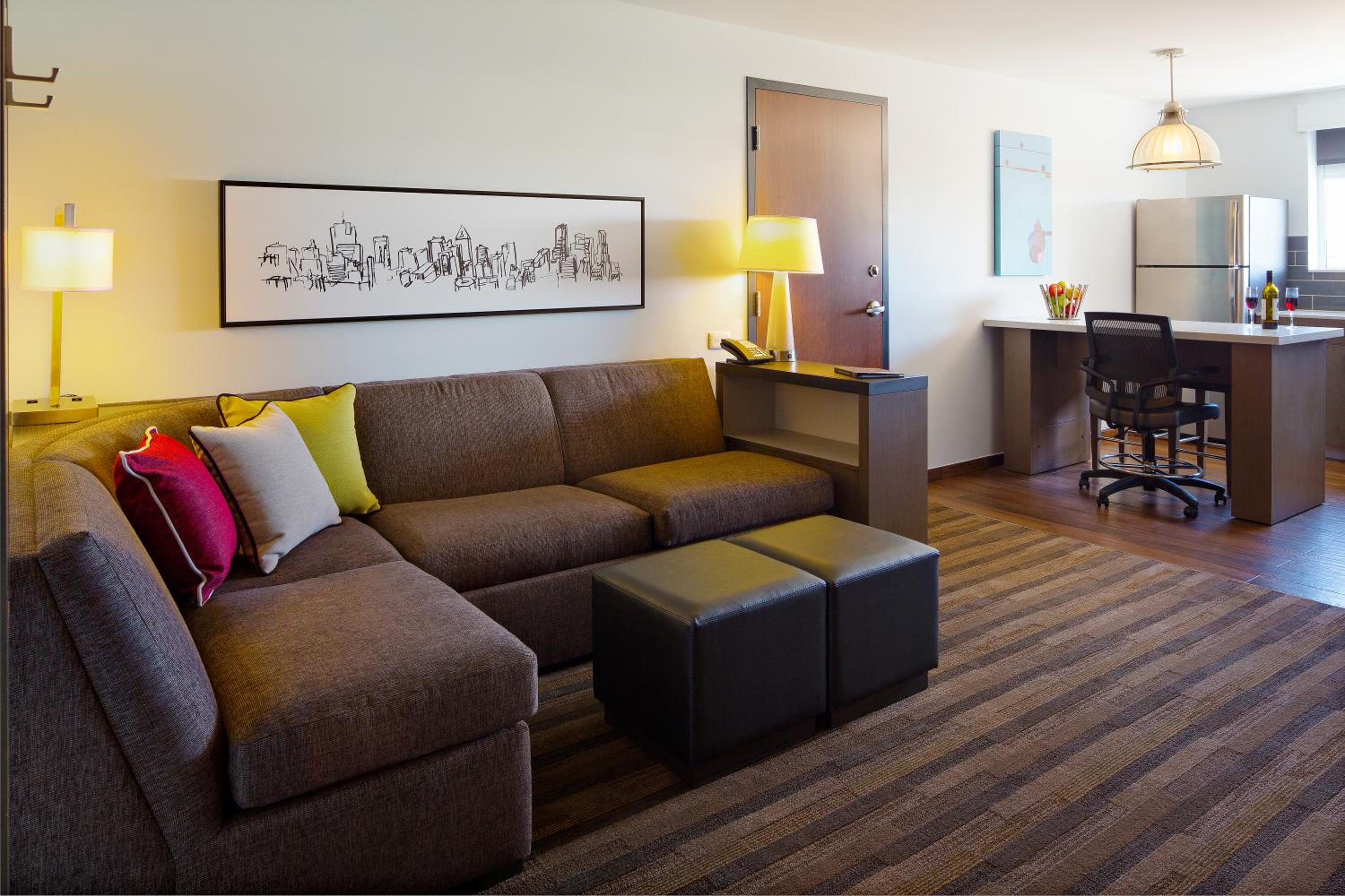 One-Bedroom Suite with Two Queen Beds and Sofa Bed photo 3