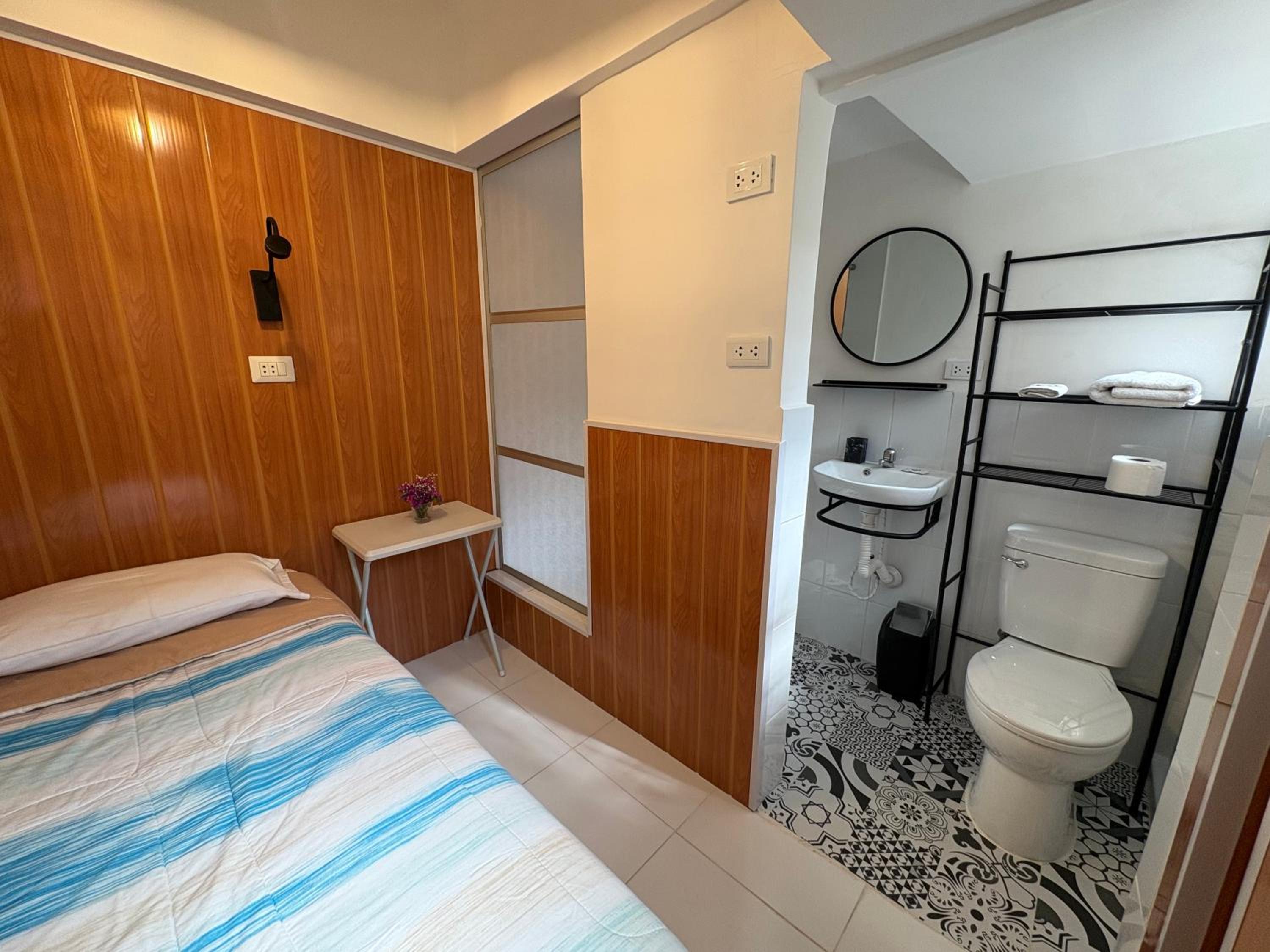 Small Single Room photo 3