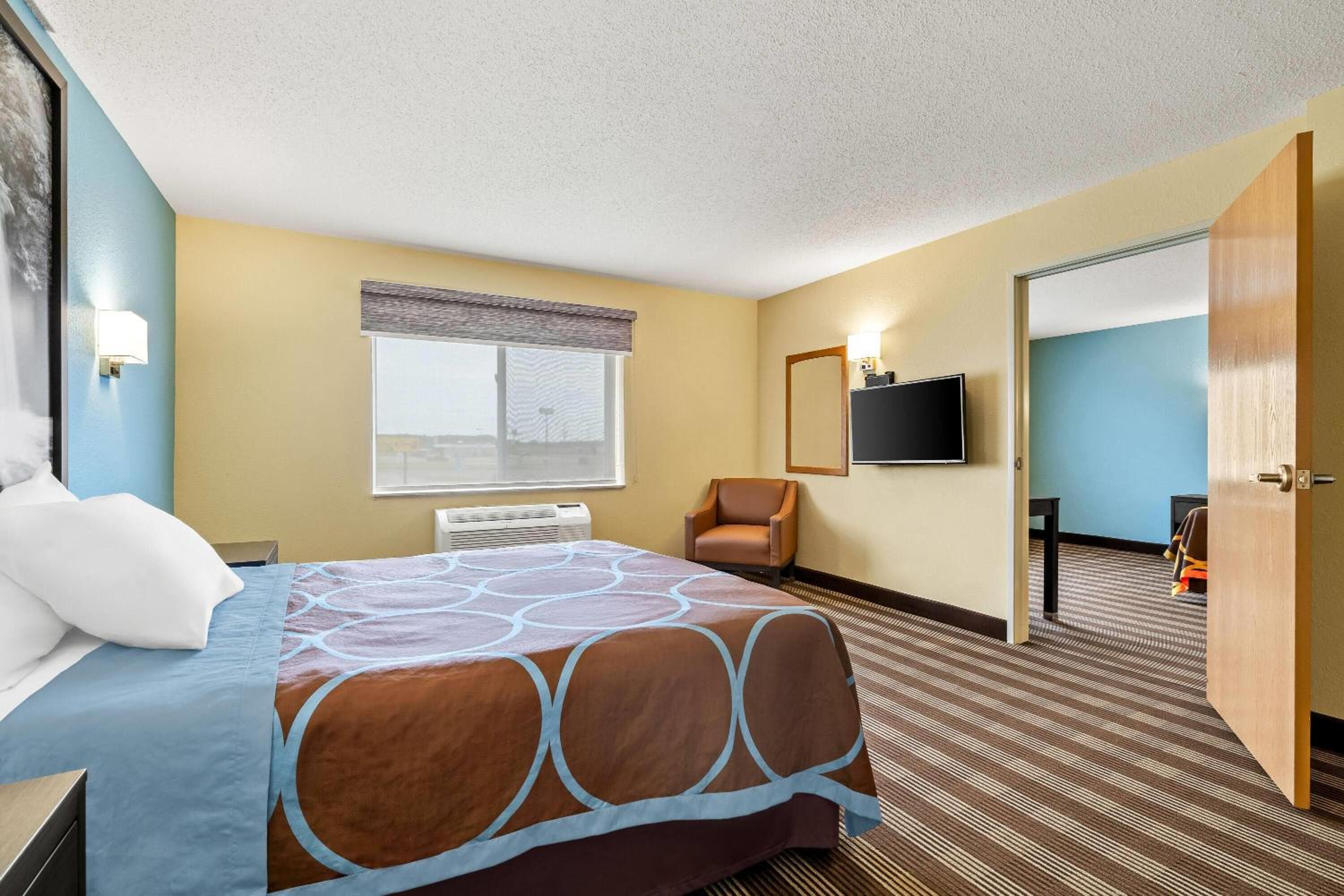 Two-Bedroom, Suite with 1 King Bed and 1 Queen Bed,  Non-Smoking - Photo 2