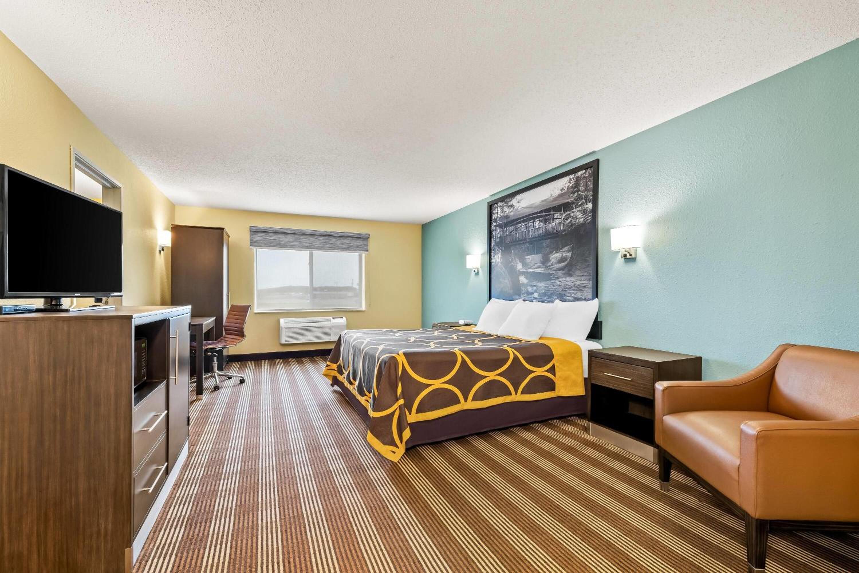 Two-Bedroom, Suite with 1 King Bed and 1 Queen Bed,  Non-Smoking - Photo 3