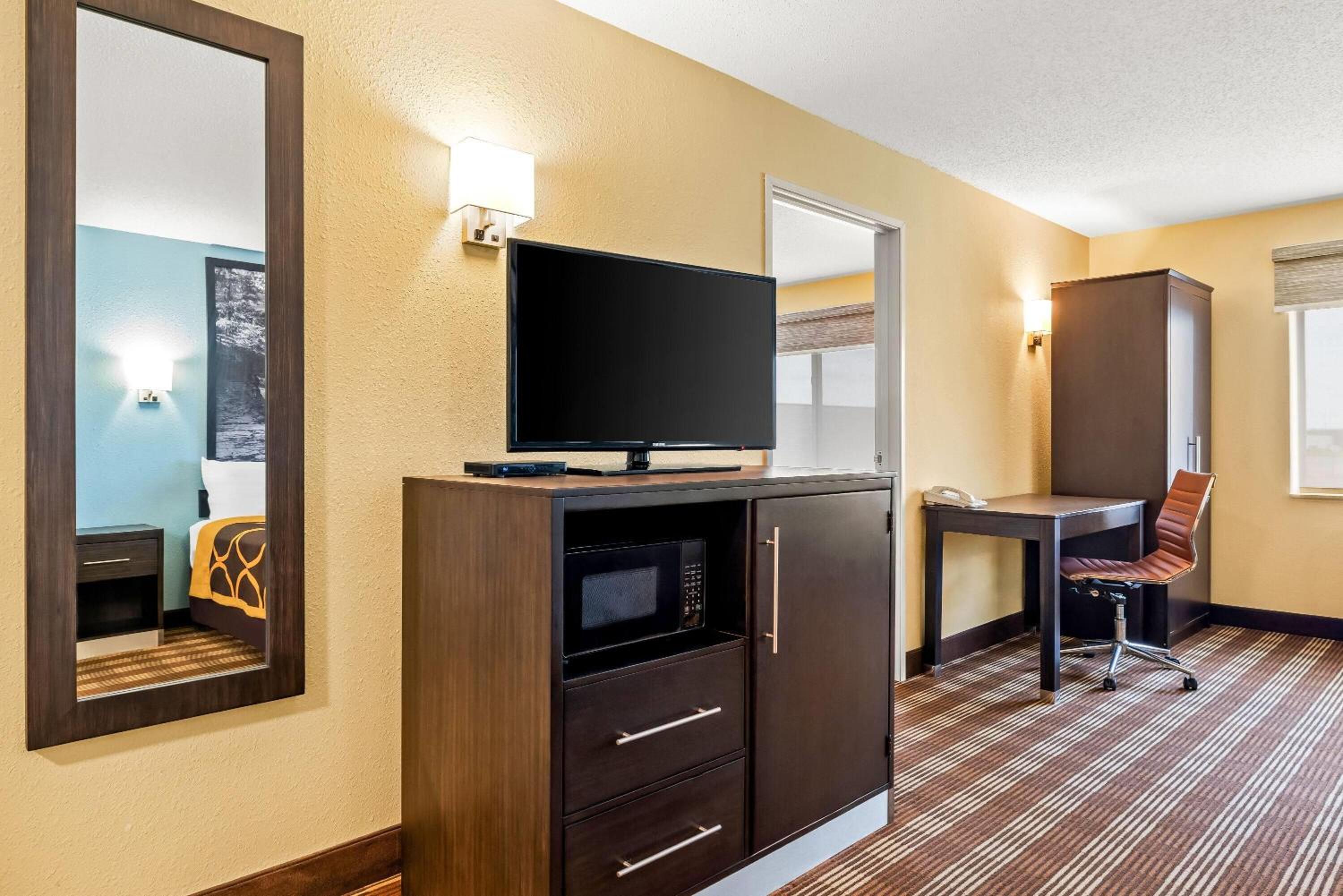 Two-Bedroom, Suite with 1 King Bed and 1 Queen Bed,  Non-Smoking - Photo 4