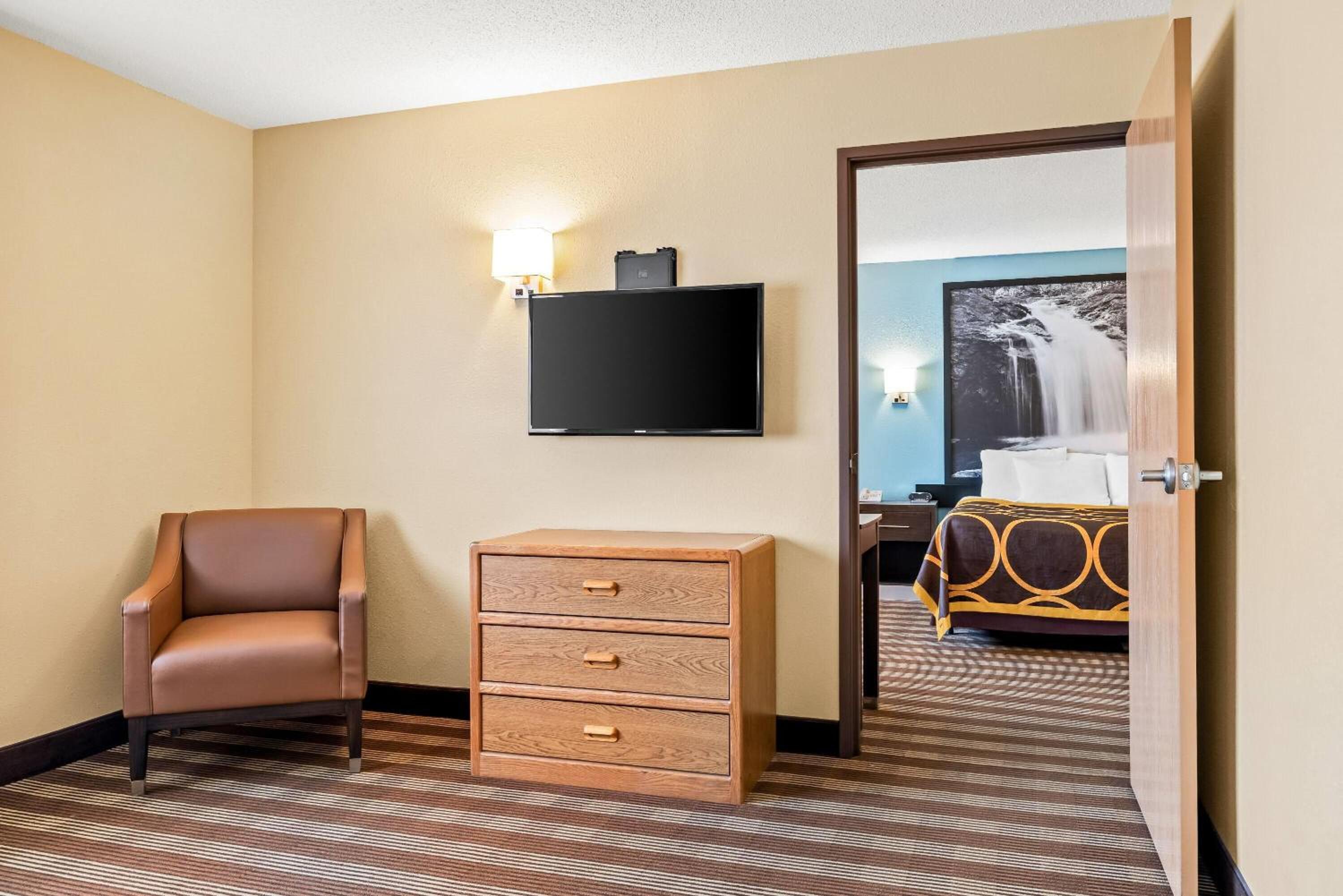 Two-Bedroom Efficiency Suite with 1 King Bed and Queen Bed, Non-Smoking - Photo 4