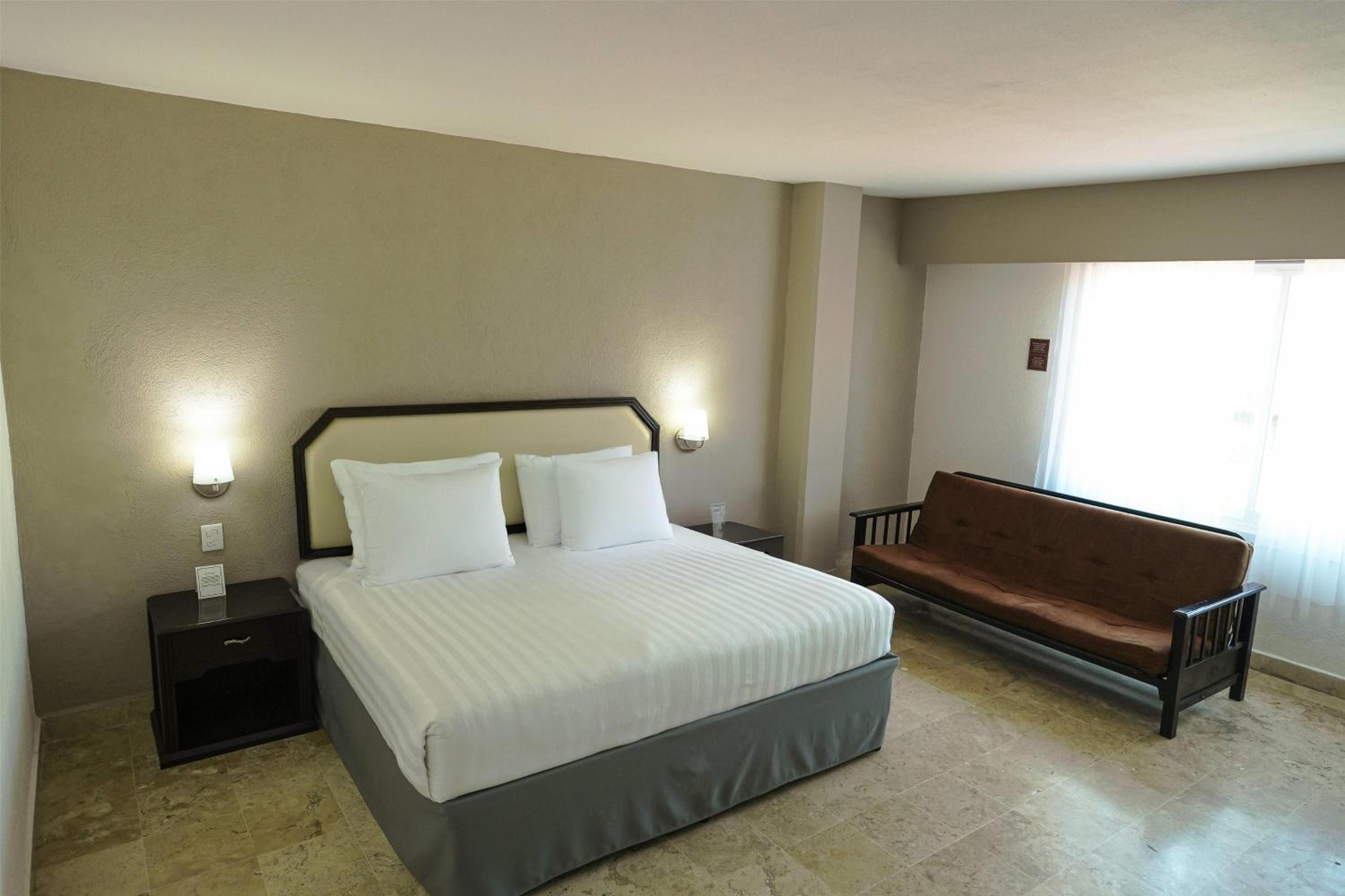 Junior King Suite with Sofa Bed - Non-Smoking photo 3